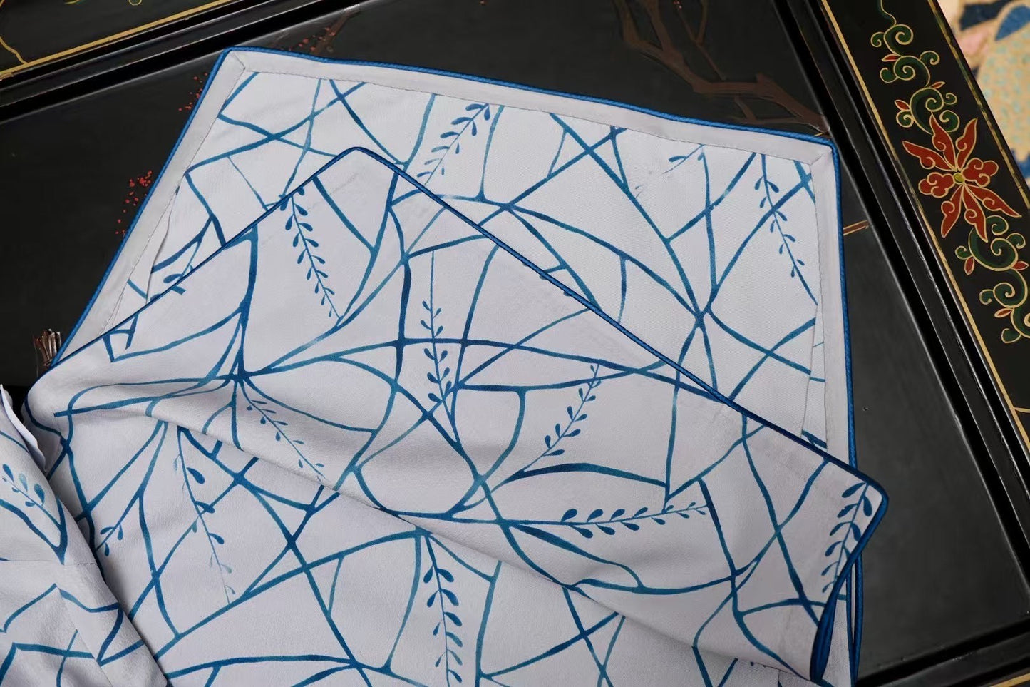 客订结缘 -《月夜听风》—— 青藤缠绕、疏影横斜的雅韵真丝旗袍 | Customized Design - "Listening to the Wind on a Moonlit Night" — The Elegant Silk Cheongsam of Intertwining Cyan Vines and Scattered Shadows