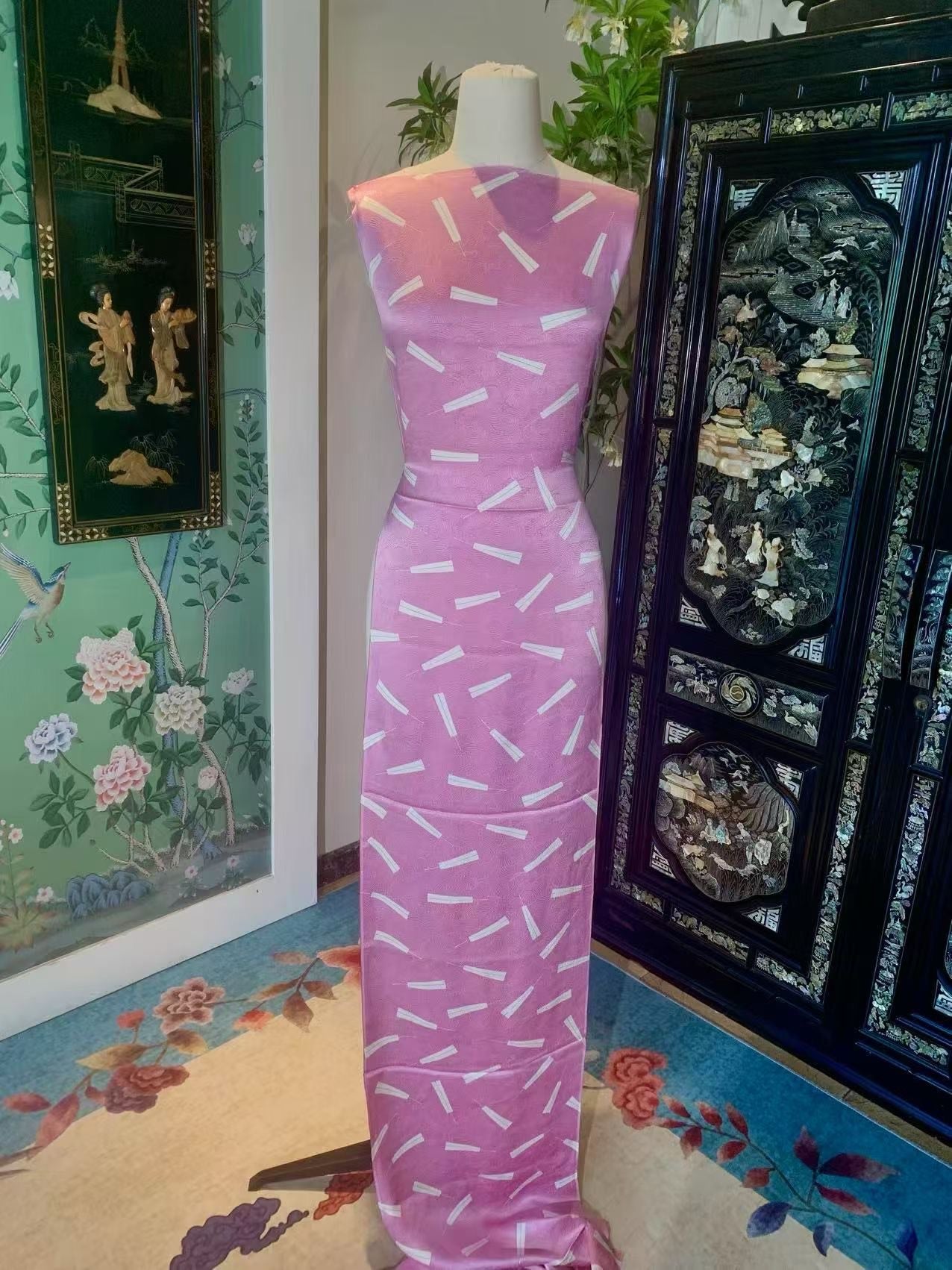 布料名 - 霓裳光影 / Fabric Name - Pink Glint Satin