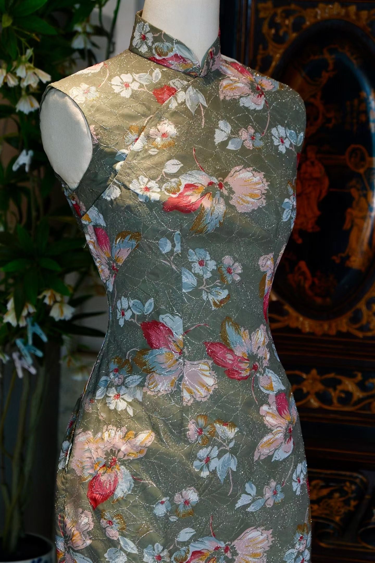 60年代 - 碧纱银叶映香江:六十年代香港织银旗袍的艺术与风华 | 1960s - Silver Filigree on Emerald Gauze: The Art and Glamour of a 1960s Hong Kong Silver-Woven Qipao