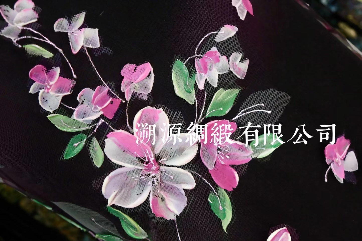 客定结缘 - Ruffo Coli 高定手工彩绘欧根纱薄纱无袖旗袍:《暗夜繁星·樱华蝶舞》| Customized Design - Ruffo Coli Hand-Painted Haute Couture Organza Qipao: “Night Bloom Starfall – The Cherry Blossom Butterfly Dance”