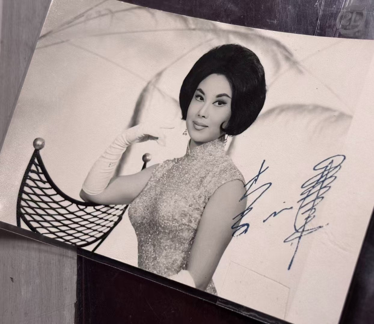 60年代 - 六零年代・影星雙姝:勃艮第織金植絨玫瑰&祖母綠撞色閃爍織金古董港式旗袍珍藏 / 1960s - The Sixties Starlets Duo: Burgundy Gold-Woven Flocked Rose & Emerald Color-Block Shimmer Antique Hong Kong Qipao Collection