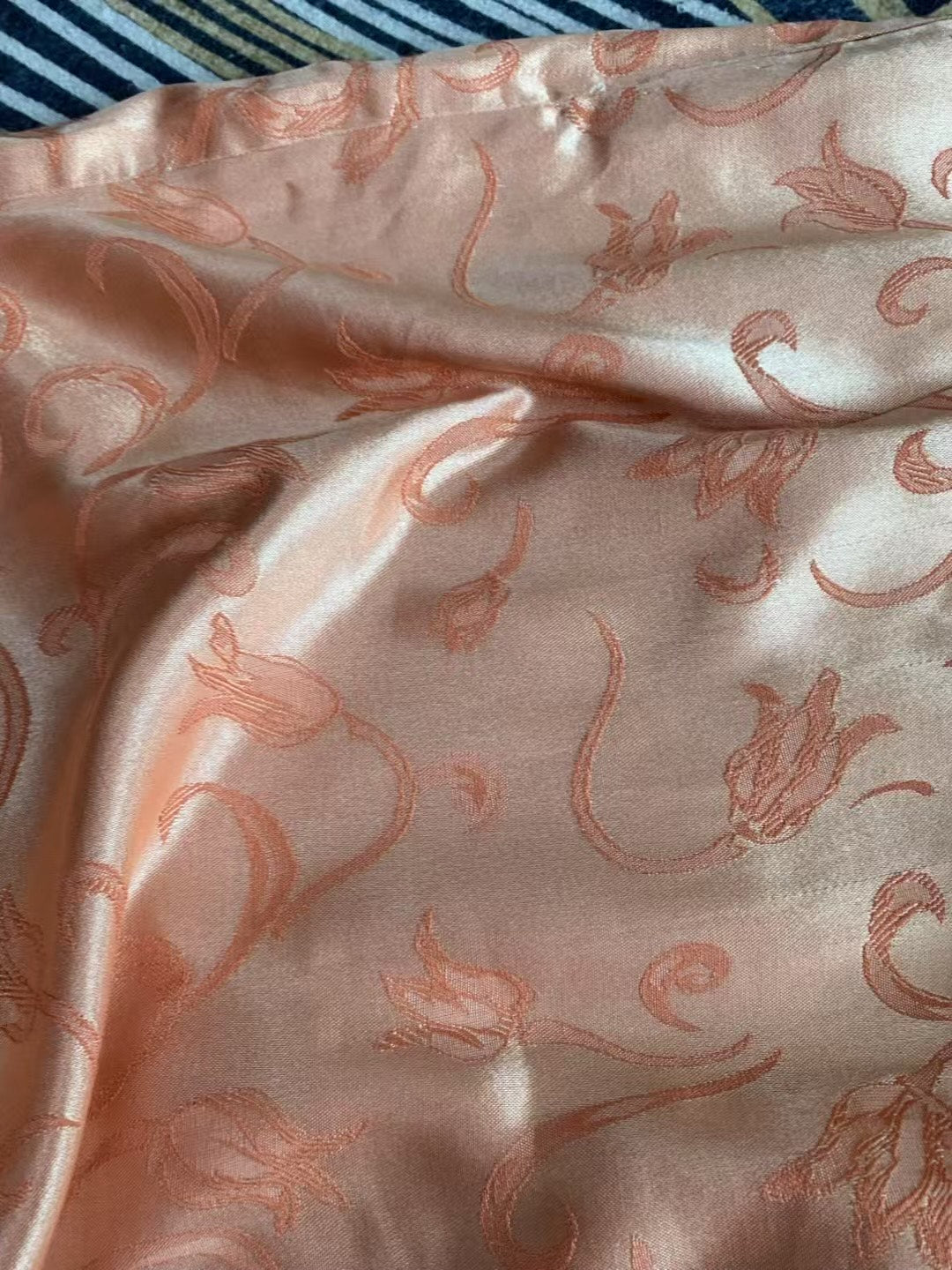 60年代 -《桃夭玉润 · 锦绣年华》—— 华丽光泽,提花暗纹的珊瑚粉无袖短款旗袍 | 1960s- "Peach Blossom Grace · Brocade Bloom Years" — The Lustrous, Jacquard-Woven Coral Pink Sleeveless Short Cheongsam