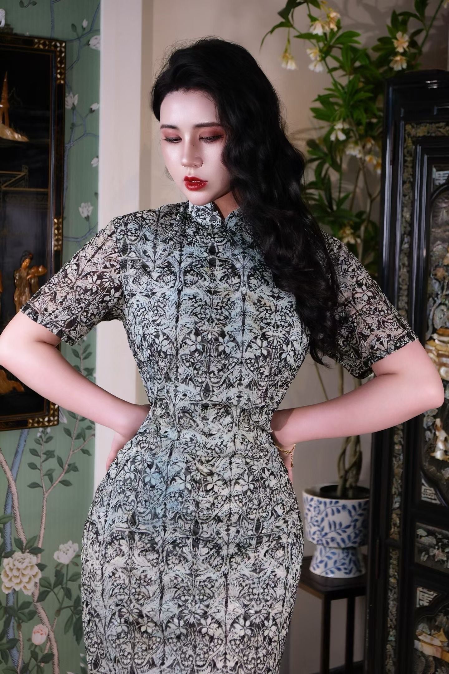 50年代 - 「波斯藤蔓」古董级薄纱提花短袖修身旗袍:黑灰星轨纹样与异域花卉图案 / 1950s - The "Persian Vine" Collection: 1950s Vintage Sheer Silk/Gauze Qipao with Exquisite Brocade/Jacquard Pattern, Featuring Exotic Flora and Black-Grey Astral Motifs.