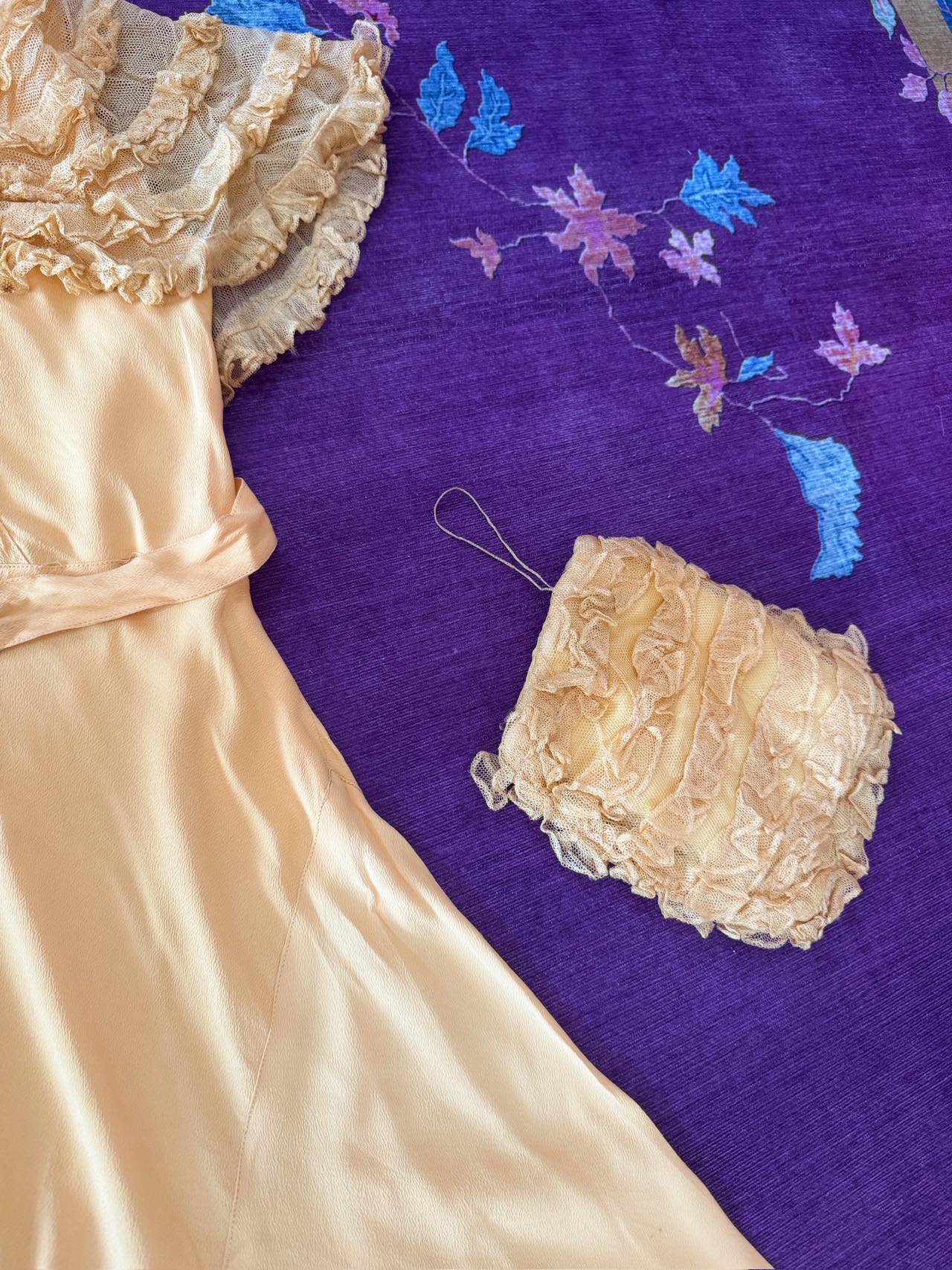 云肩流金:民国三十年Art Deco真丝礼服与“海派旧梦” | Gilded Cloud Shoulder: A Republic of China Year 30 (1940s) Art Deco Silk Gown and "Shanghai-Style Old Dreams"