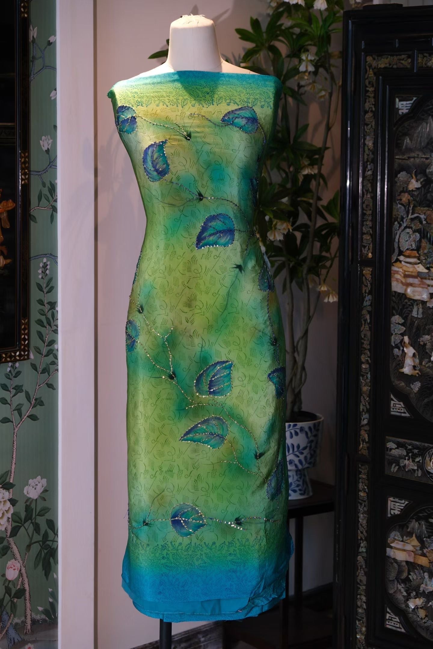 布料名 - 翡翠藤蔓绡 / Fabric Name - Emerald Vine Chiffon