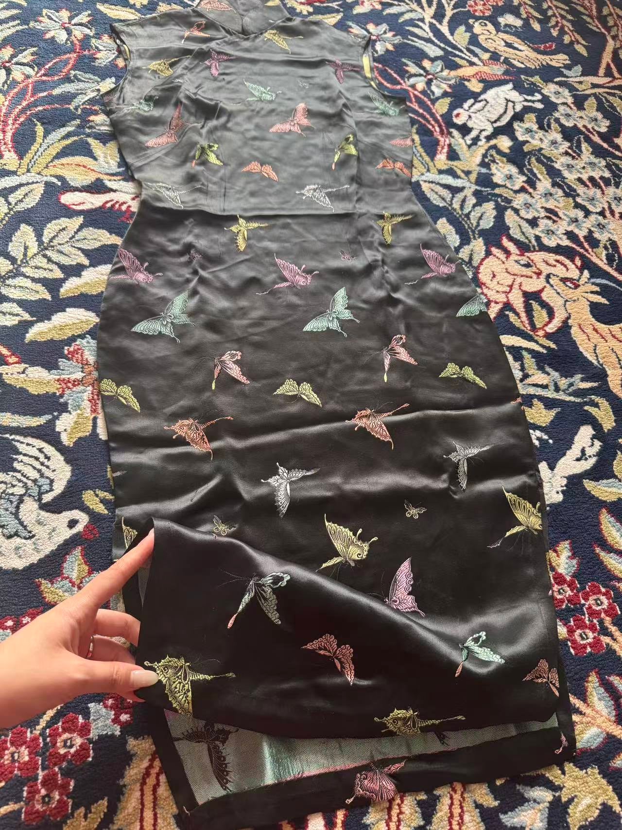 50年代 - 百蝶穿花:五十年代香港织锦缎旗袍的艺术叙事与工艺绝响 | 1950s - A Dance of a Hundred Butterflies: The Artistic Narrative and Vanishing Craft of a 1950s Hong Kong Brocade Qipao