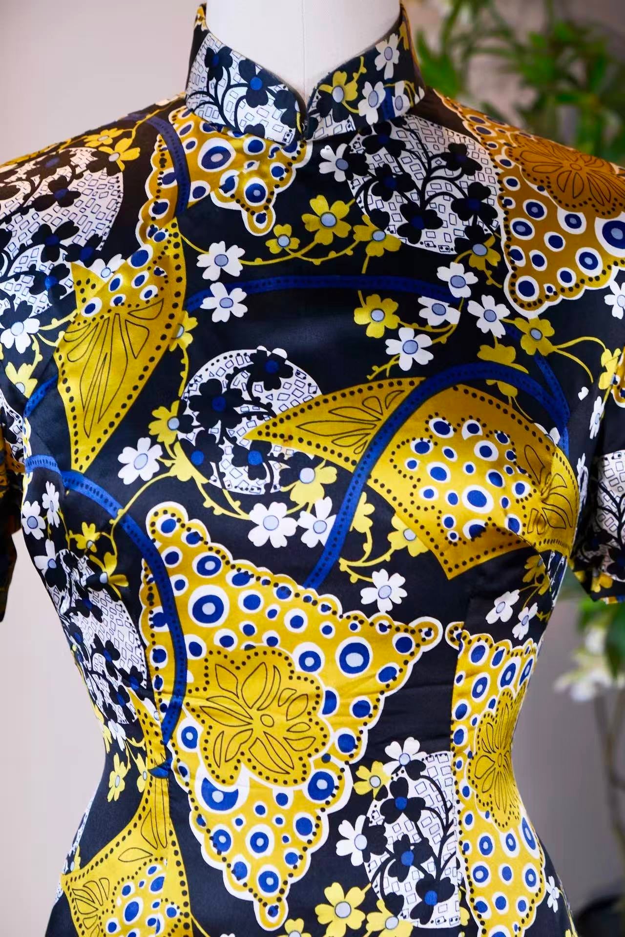 60年代 - 六十年代和风印花台湾古董旗袍:织锦上的东方美学史诗 | 1960s - A 1960s Wafuku-Print Taiwanese Antique Cheongsam: An Oriental Aesthetic Epic in Brocade