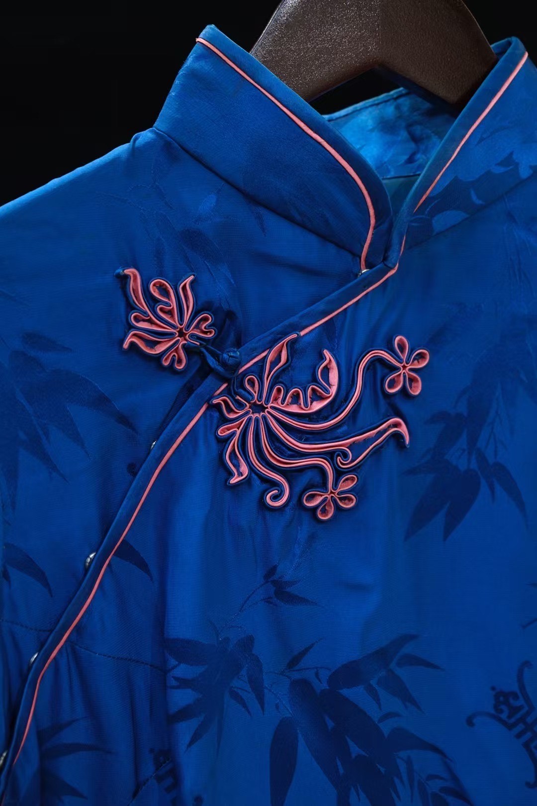 60年代 -【靛青雅竹 • 宝蓝色丝光暗纹竹叶粉色盘扣古董短袖旗袍】| 1960s - “Azure Bamboo Whisper” - Antique Royal Blue Silken Qipao with Tonal Bamboo Jacquard and Striking Pink Frog Closures.