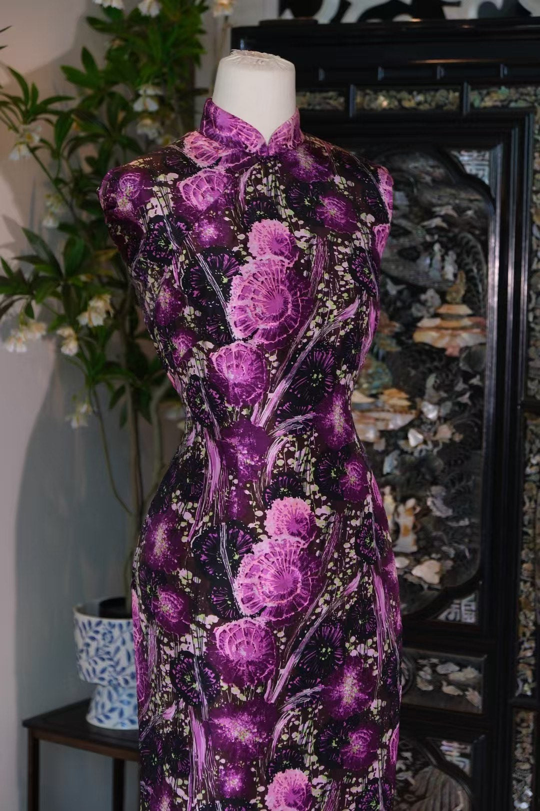 50年代 - 《午夜紫罗兰 》—— 奢华深紫底,绚烂绽放的复古印花旗袍 | 1950s - "Midnight Violet " — The Luxurious Deep Purple-Base, Exuberantly Blooming Vintage Print Cheongsam