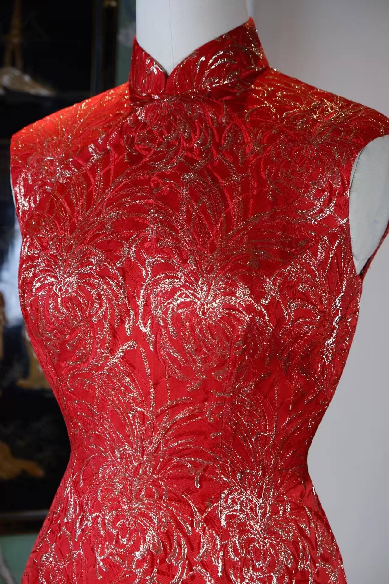 60年代 - 六十年代香港产烟火纹织银锦缎古董旗袍 | 1960s - 1960s Hong Kong Antique Qipao: "Celestial Fireworks" Woven in Silver