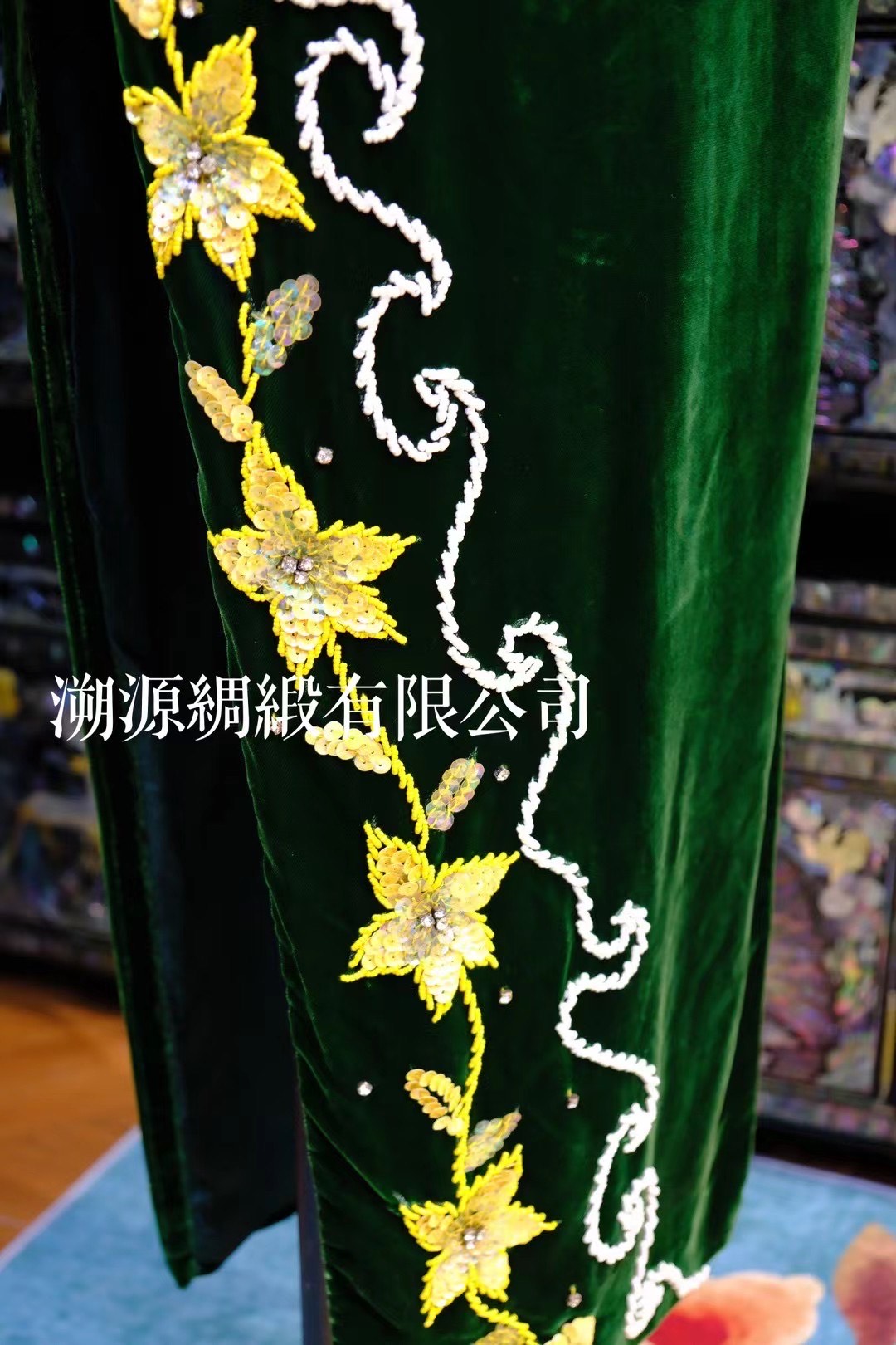 70年代 - 墨绿天鹅绒高领手工钉珠公主袖收腰长款古董旗袍:【旧日翡翠】| 1970s - Dark Green Velvet High-Collar Hand-Beaded Princess-Sleeve Fitted Long Antique Qipao: "Old-Time Jade"