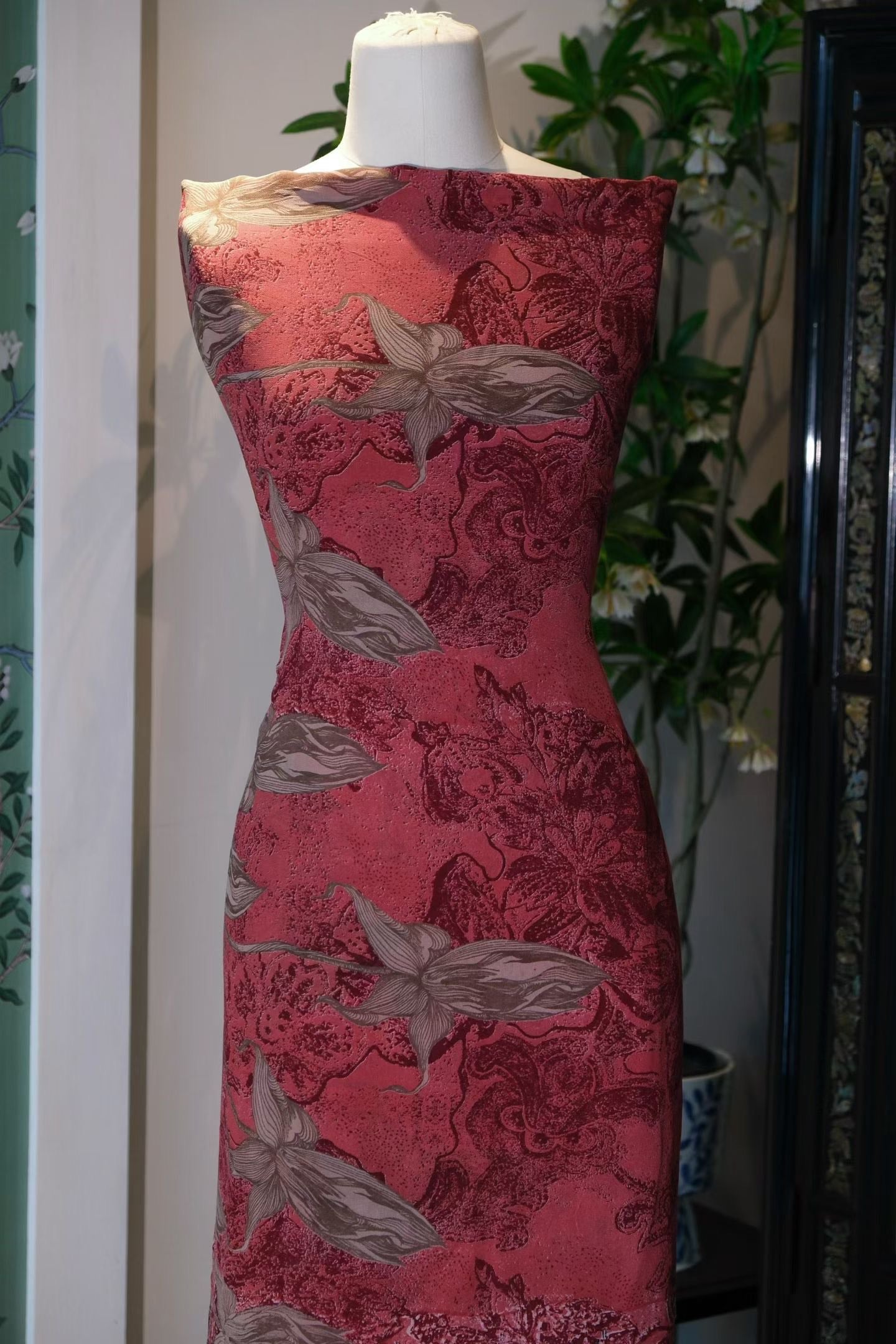 布料名 - 胭脂藤蔓渐变绸 / Fabric Name - Rouge Vine Ombre Silk