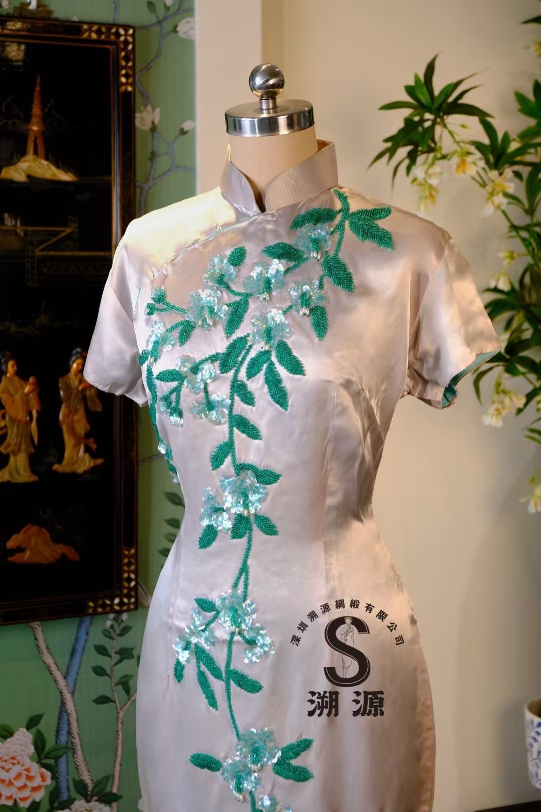 50 年代 - 「月光凝露・翠蔓珠花」:淡香檳色緞面珠繡立體花卉短袖旗袍 | 1950s - "Moonlit Dew・Jade Vine Beads": Pale Champagne Satin Short-Sleeve Cheongsam (Qipao) with 3D Beaded Floral Embroidery