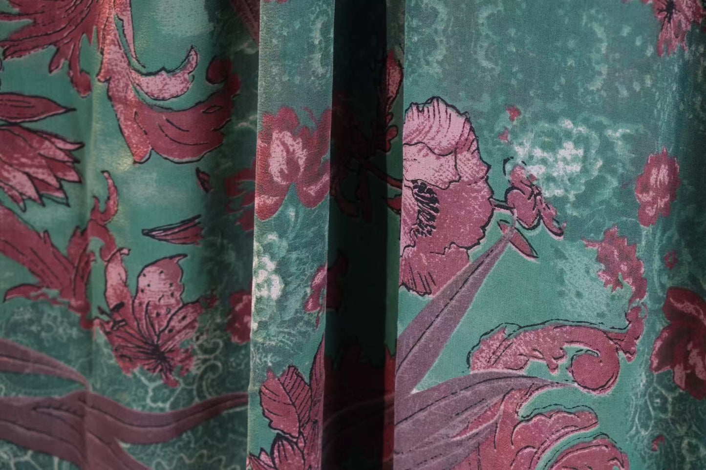 布料名 -《翡冷翠之梦:复古巴洛克藤蔓与暗紫繁花印花真丝绸》| Fabric Name - Dream of Florence: Vintage Baroque Vine and Dark Mauve Floral Printed Silk