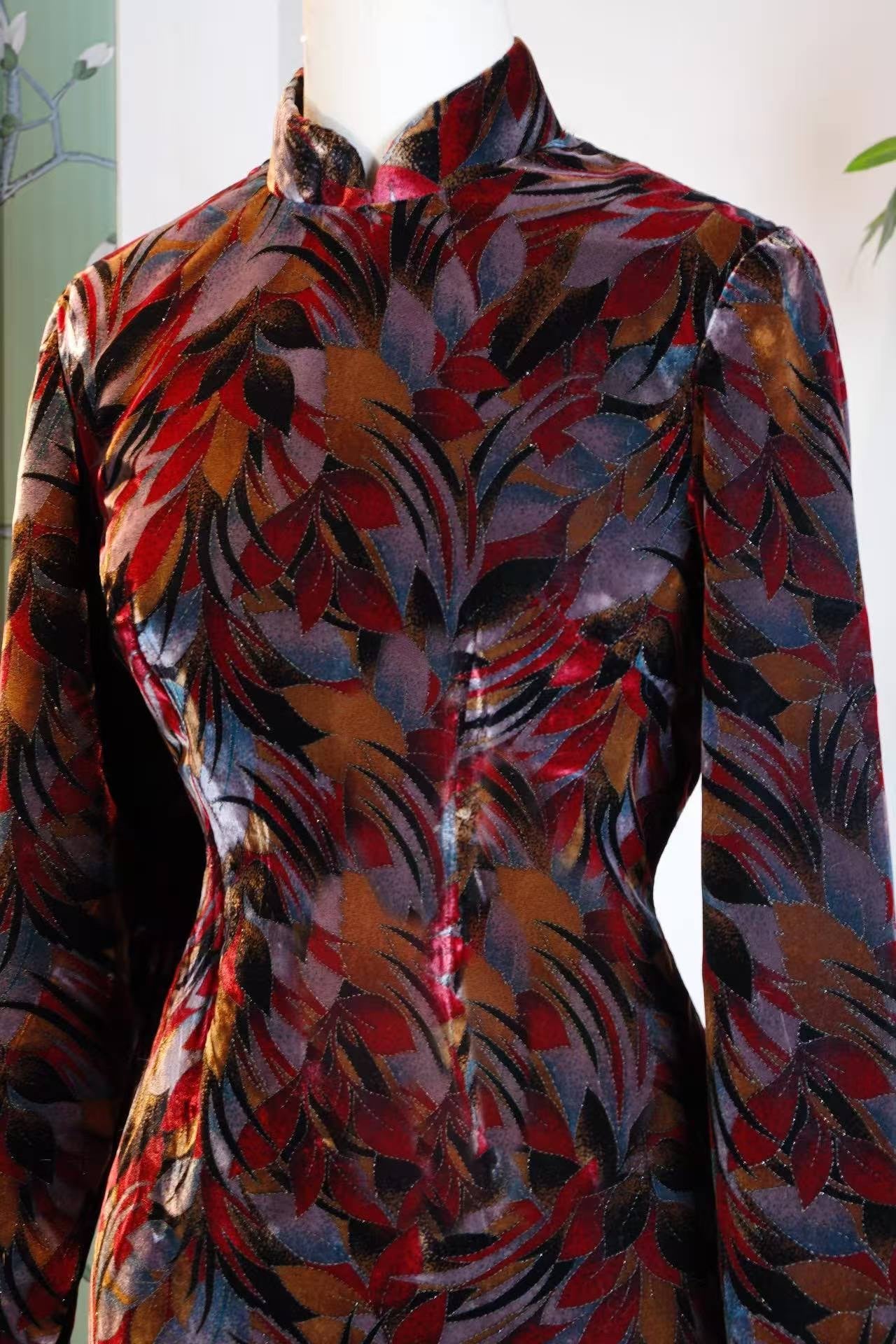 60年代- 丝绒手绘闪片旗袍:六十年代香港时装的鎏金记忆 | 1960s - Velvet Qipao with Hand-Painted Sequins: A Gilded Memory of 1960s Hong Kong Fashion