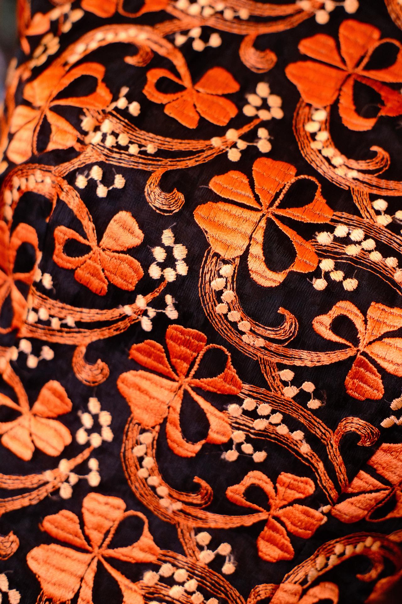 60年代 - 暗夜鎏金:蕾丝上的意式刺绣诗篇 | 1960s - Midnight Liquid Gold: An Italian Embroidered Poem Rendered on Lace