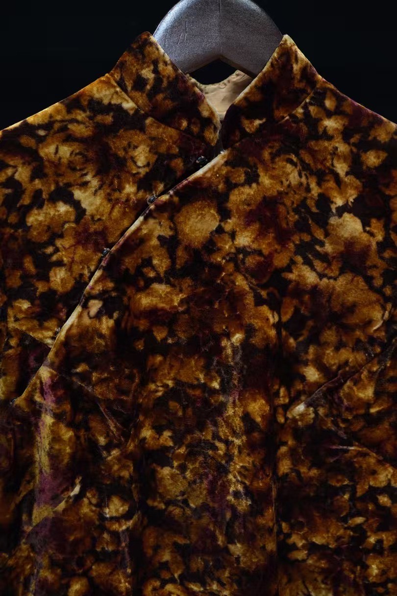 60年代 -【秋日密语 • 金棕扎染花卉丝绒短袖中款古董旗袍】| 1960s - “Autumn Whisper” - Mid-Length Antique Qipao in Gold-Brown Tie-Dye Floral Velvet with Short Sleeves.