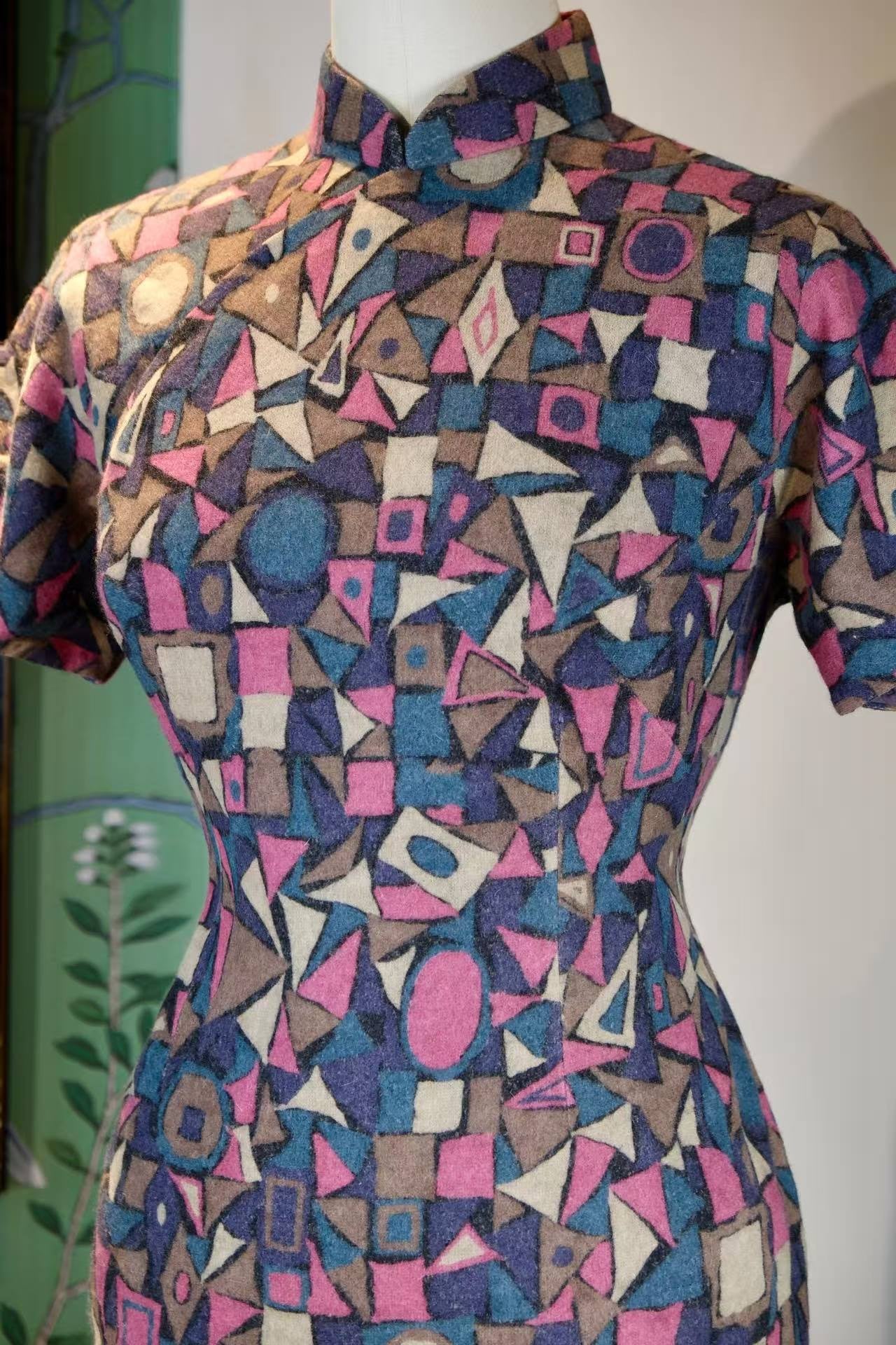 50年代 - 摩登星图·五十年代香港羊毛呢Art Deco几何印花古董旗袍 | 1950s - Modern Star Chart: A 1950s Hong Kong Vintage Cheongsam in Wool Flannel with Art Deco Geometric Print