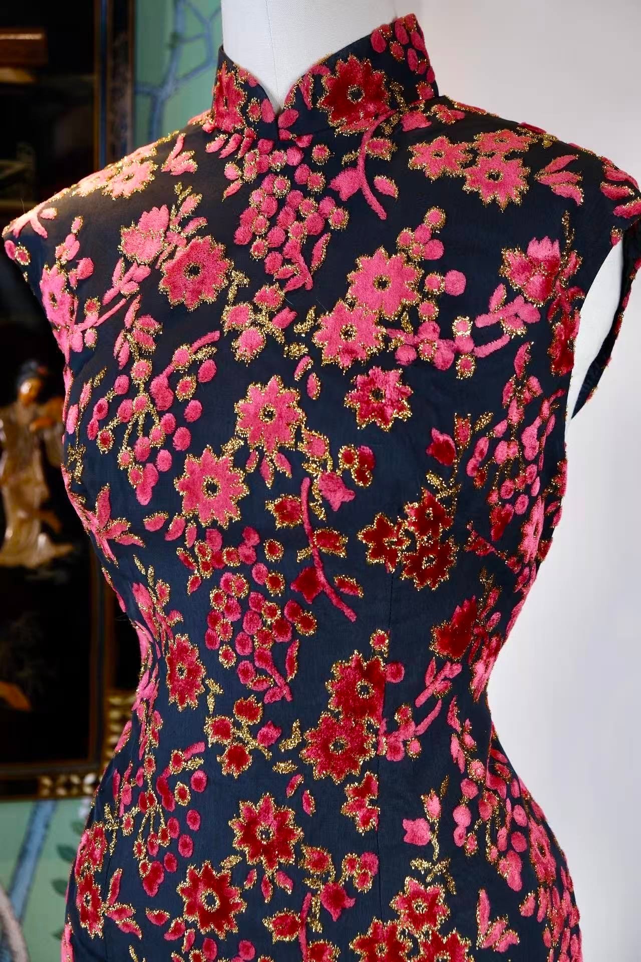 60年代 - 六十年代意大利进口烧花丝绒织金旗袍:东方形制与西方织艺的绝代风华 | 1960s - 1960s Taiwanese Qipao in Imported Italian Burn-out Velvet with Gold Brocade: The Peerless Splendor of Oriental Form and Western Weaving