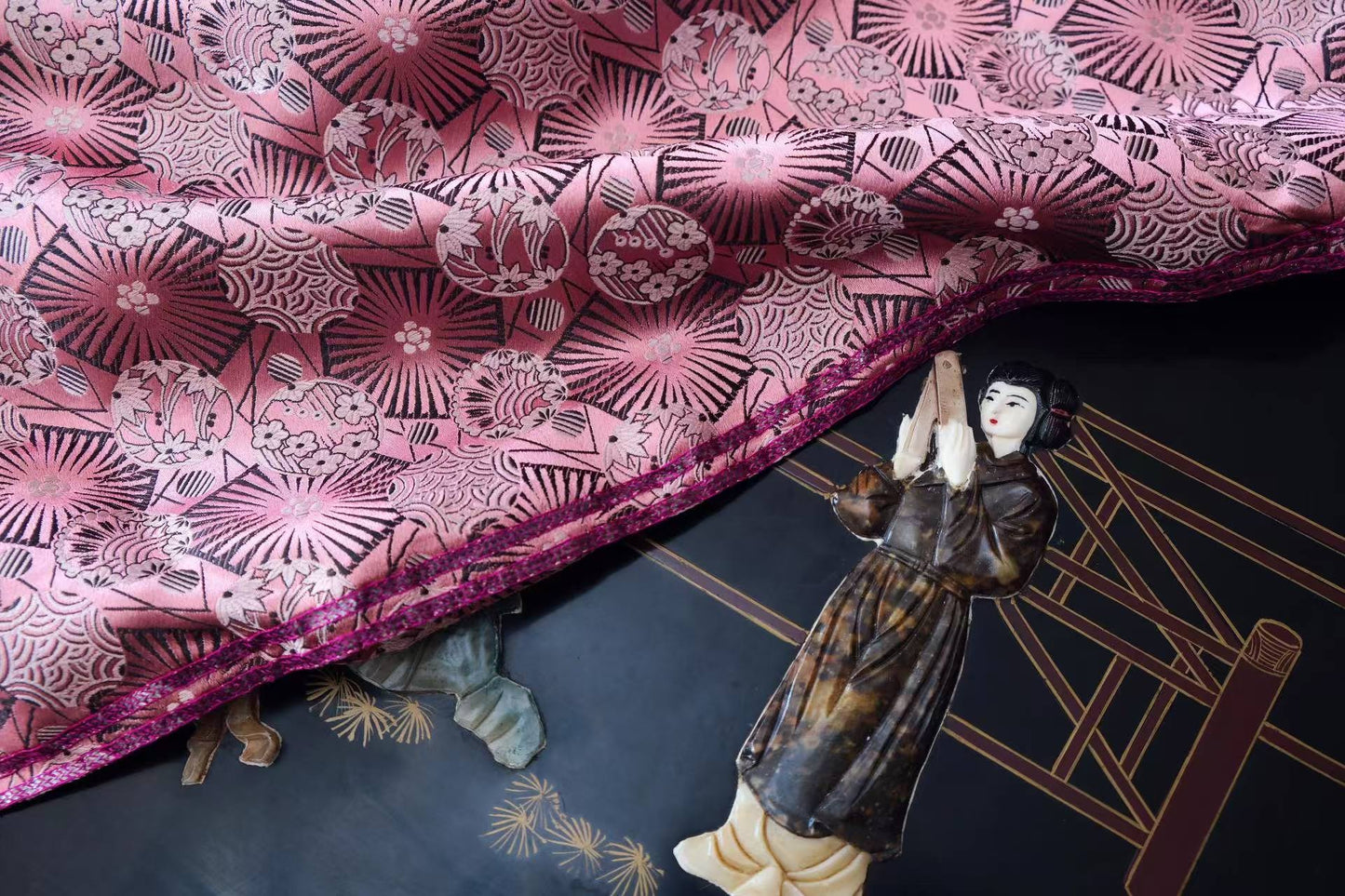 40年代 - 织锦缎双襟旗袍:一袭华彩中的东方织造史诗 | 1940s - Brocade Qipao with Double Bodice: An Epic of Oriental Weaving in Resplendent Silk