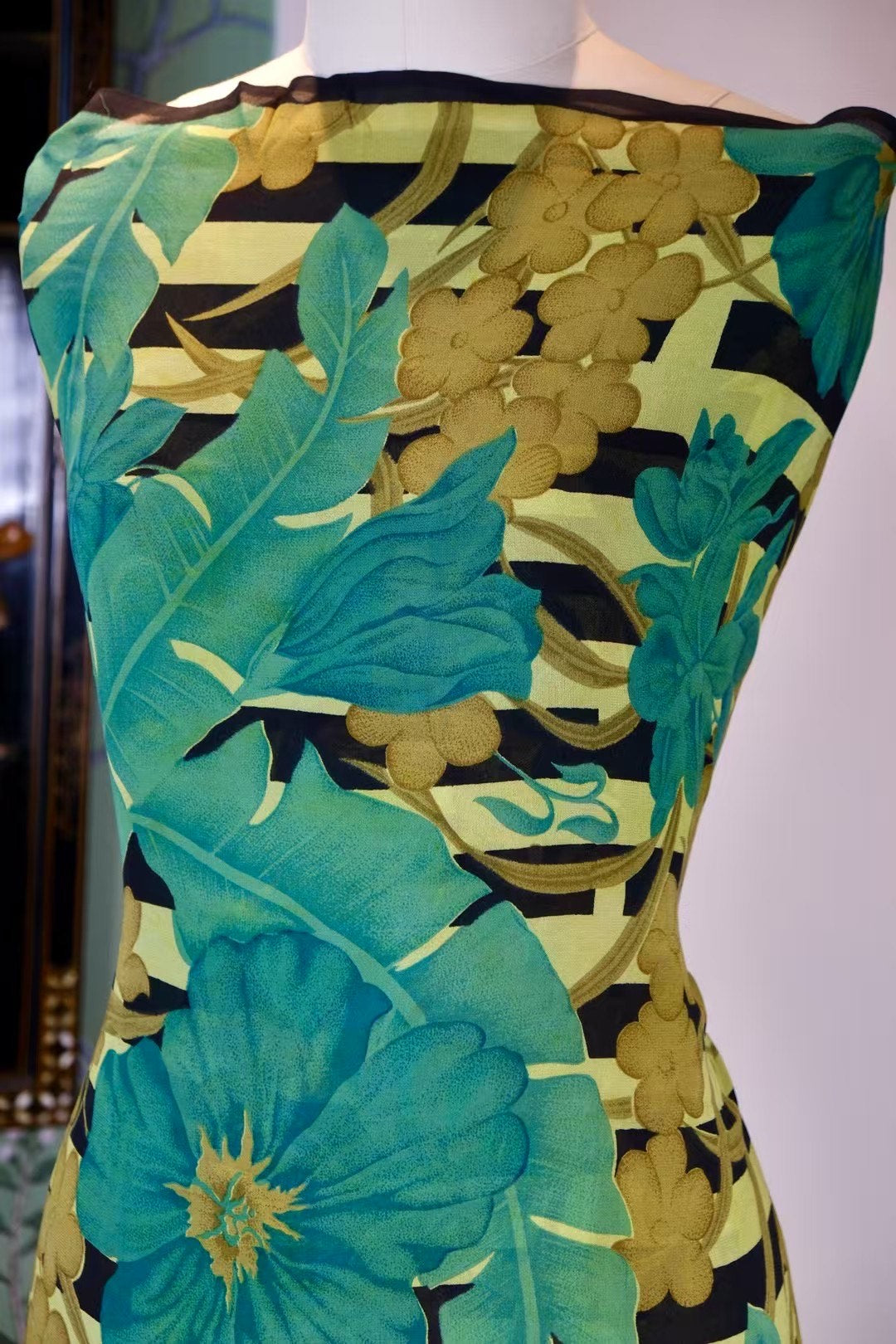 布料名 - 林间幻境:复古黑金条纹与热带碧玺繁花真丝绸缎 | Fabric Name - The Emerald Forest Mirage: Vintage Black & Gold Stripes with Tropical Tourmaline Floral Silk