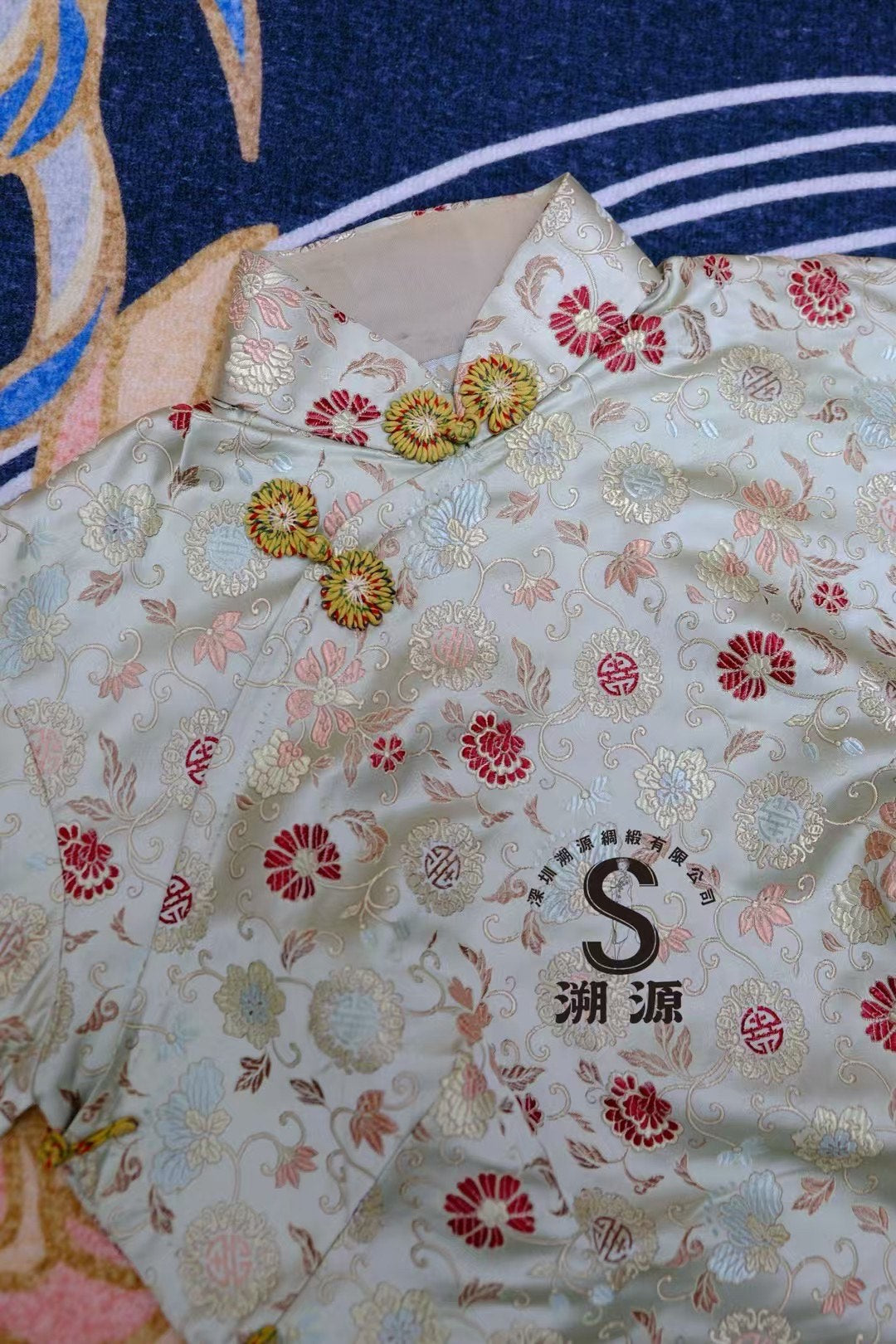 40年代 - 浅绿织锦长袖旗袍: 团花如意,金线锦绣春华 | 1940s - Light Green Brocade Long-Sleeved Cheongsam: Auspicious Medallions, Golden Splendor of Spring