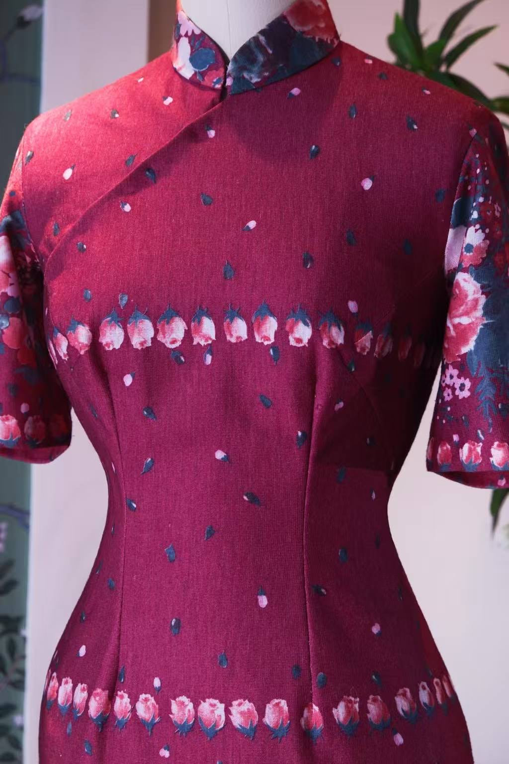 60年代 - 台湾产玫瑰色针织精仿羊毛印花玫瑰古董旗袍 | 1960s - A Vintage 1960s Taiwanese Cheongsam in Rose-Red Knitted Fine Wool with Rose Print