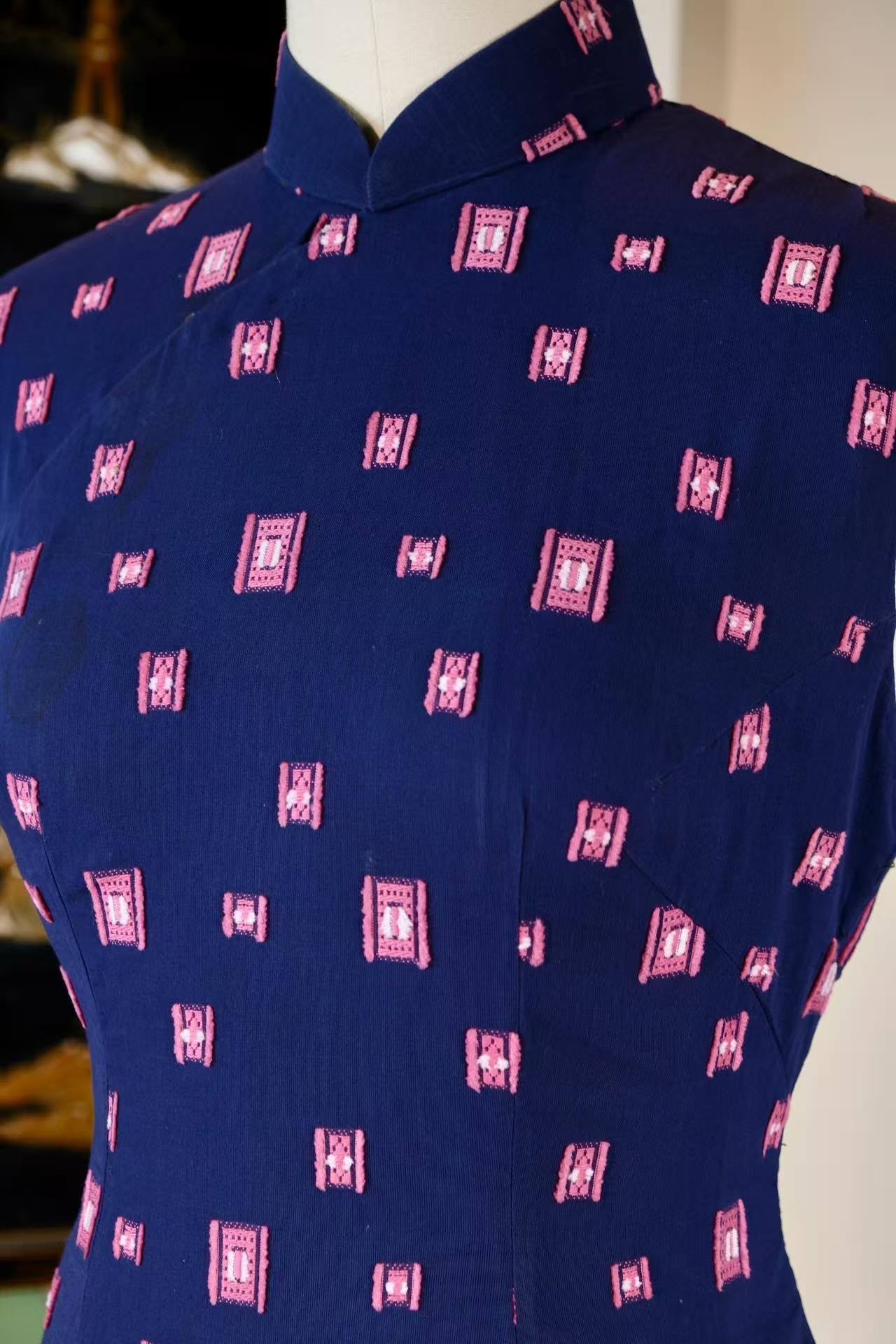 60年代 - 六十年代台湾风华:靛蓝底粉色几何机绣印花纯棉古董旗袍 — 工业化时代的传统回响与现代身体叙事 | 1960s - 1960s Taiwan Elegance: A Vintage Indigo Pure Cotton Cheongsam with Pink Geometric Machine Embroidery — Traditional Echoes of the Industrial Era and a Narrative of the Modern Body