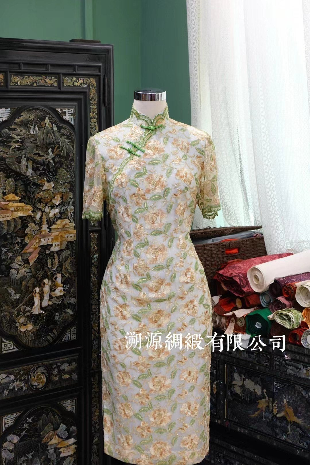 60年代 - 素雅米白绣花短袖修身旗袍 | 1960s - Elegant Off-White Embroidered Short-Sleeve Slim-Fit Qipao