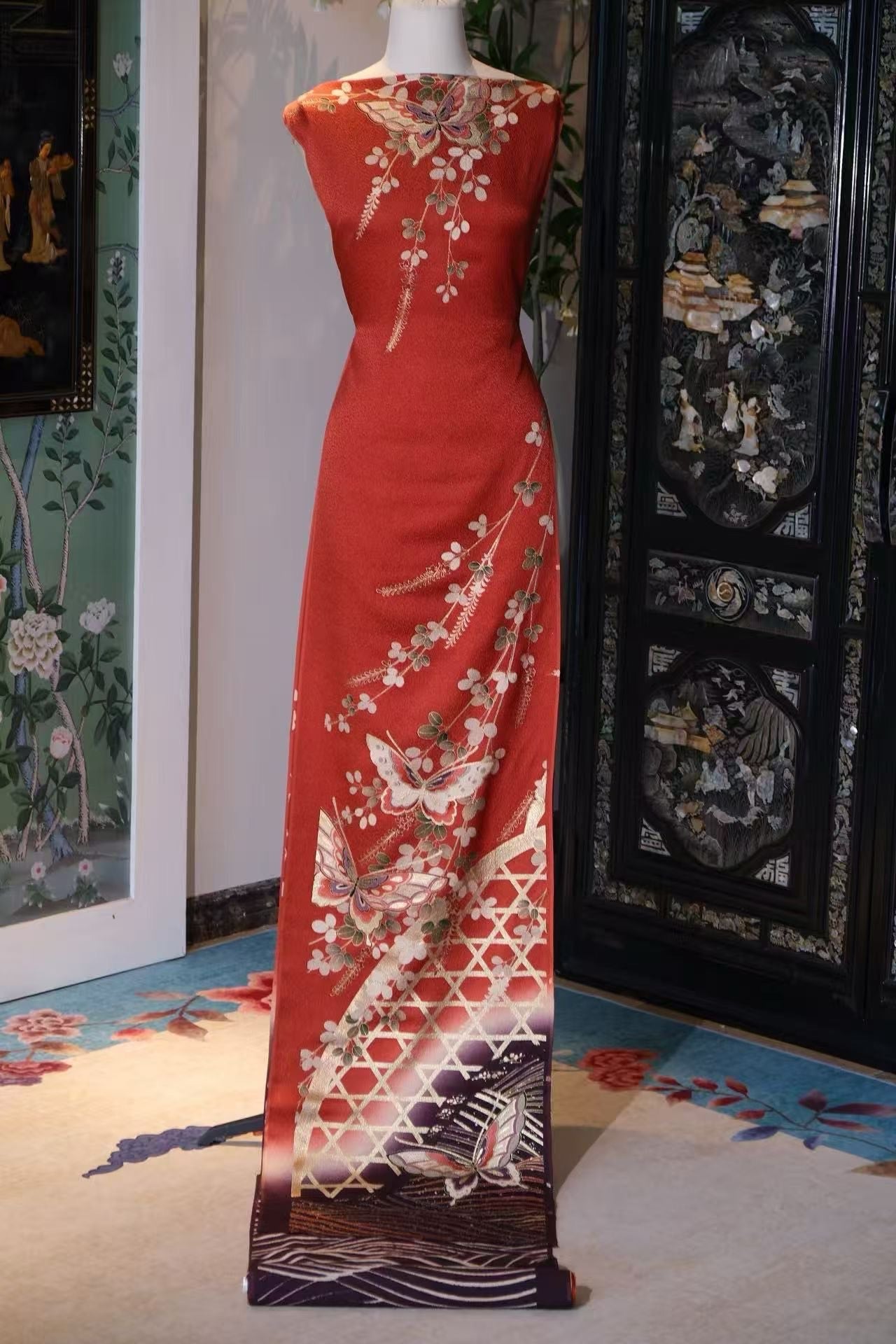 布料名 - 绯红暖蝶 / Fabric Name - Scarlet Amber Flutter