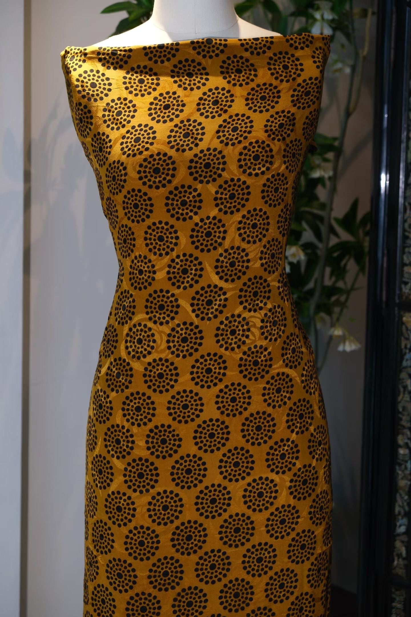 布料名 - 圆月流金锦 / Fabric Name - Full Moon Flowing Gold Brocade