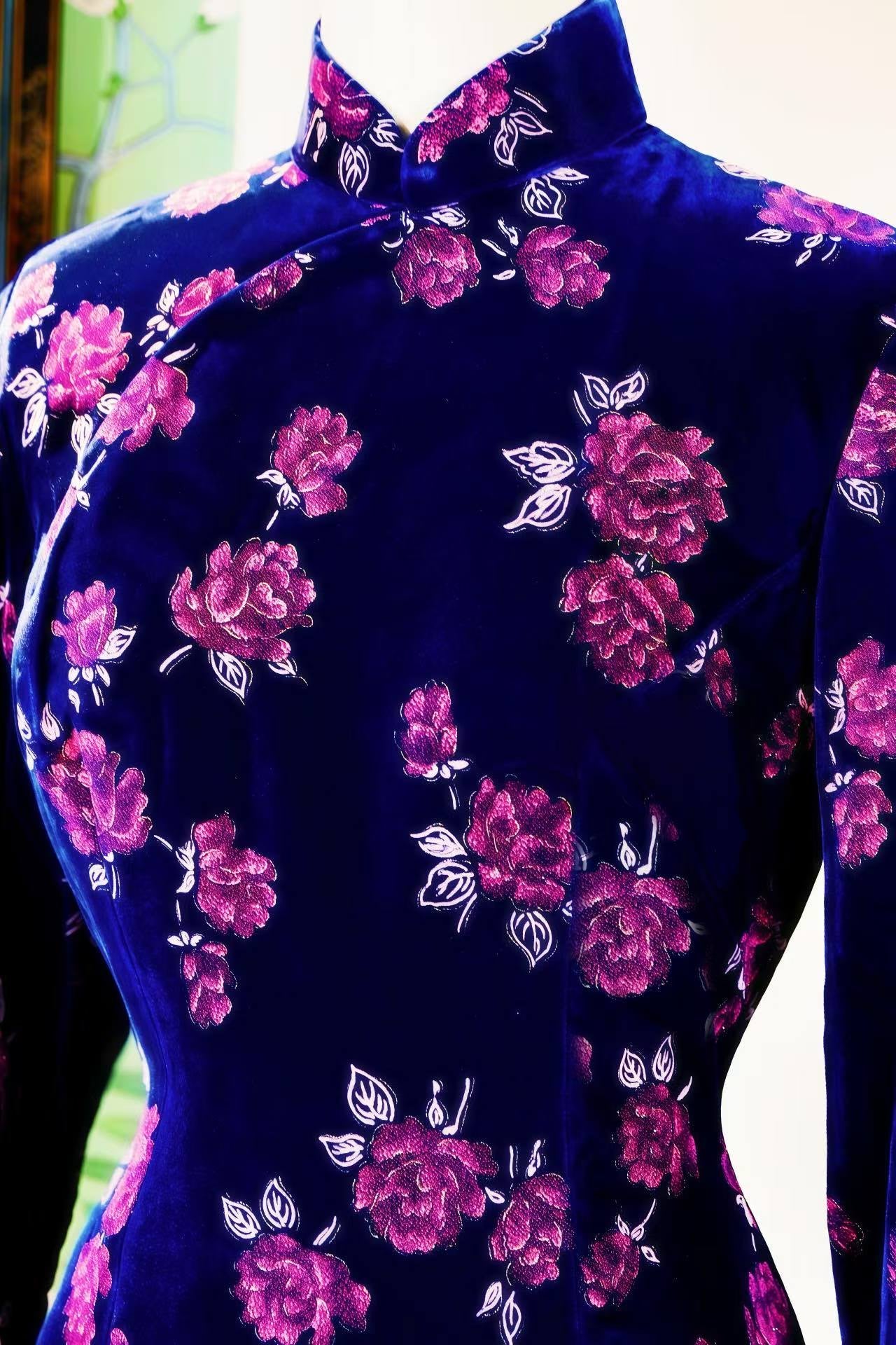 60年代 - 孤本奢华·1960年代台湾纯手工描金闪片天鹅绒牡丹旗袍 | 1960s - Singular Luxury: 1960s Taiwan Pure Hand-Painted Gilt Sequin Velvet Peony Cheongsam