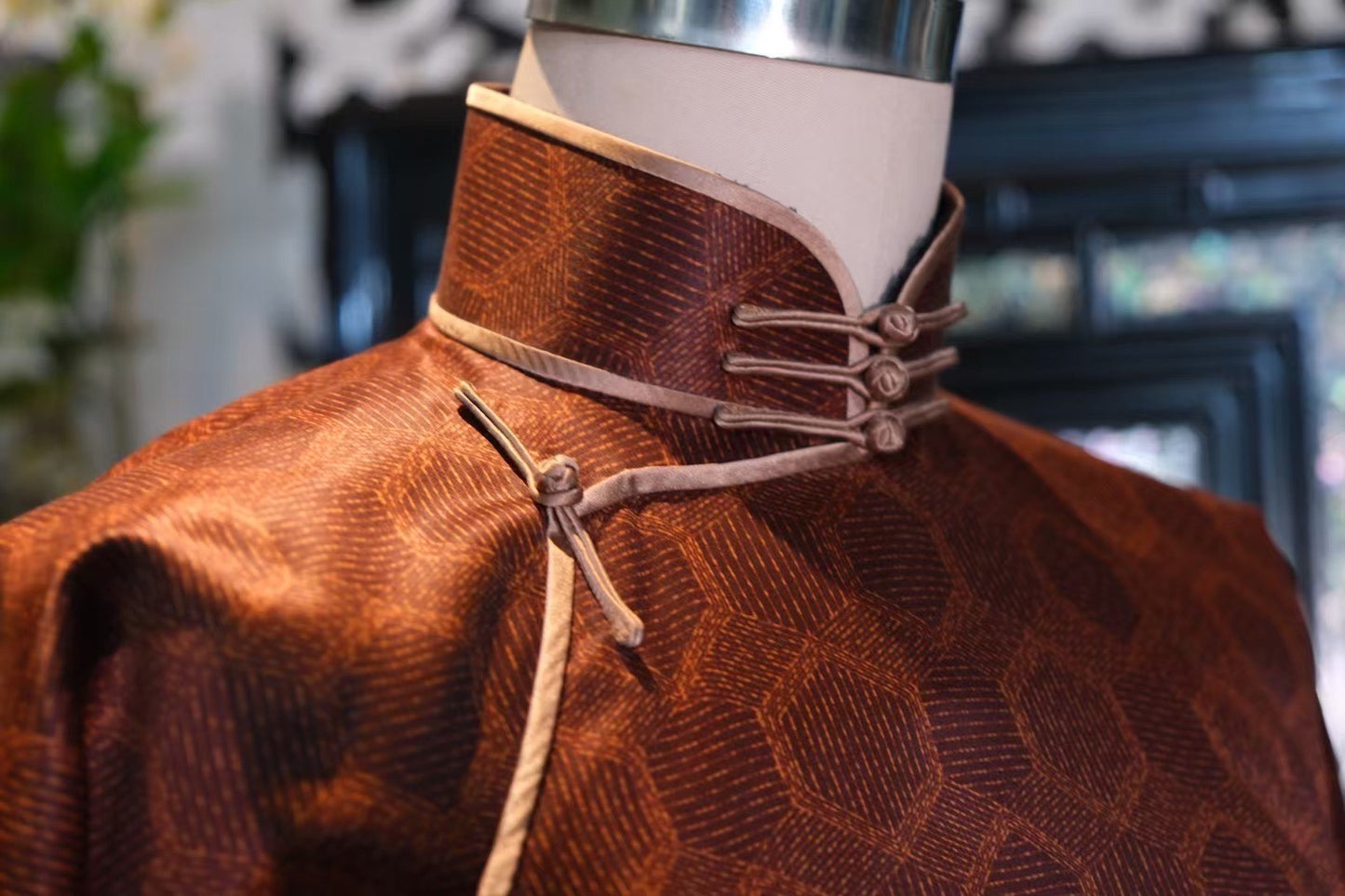 出售样衣 -《秋醉红霞·重磅皮子香云纱暗纹六合修身旗袍》 | Sample Sale -《Autumn Dusk Crimson·The Hexagonal Brocade Qipao in 50 Momme Heavy Silk Shunde Mud Silk》