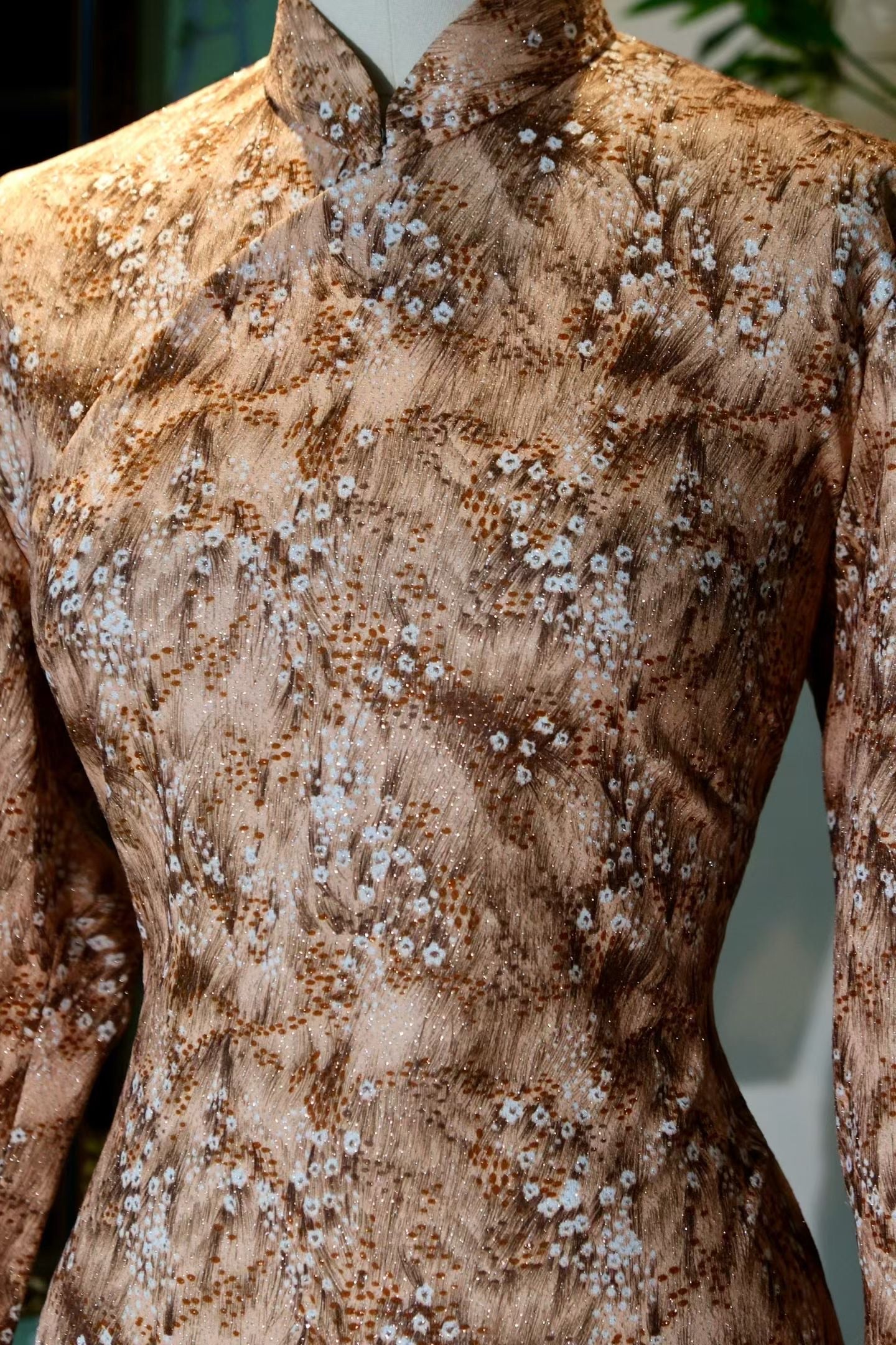 60年代 - 「光弧梨雪」:上世纪六十年代织银美拉德色抽象花卉古董港式旗袍 / 1960s - "Luminous Pear Blossom": A 1960s Vintage Hong Kong Qipao in Lurex-Woven Maillard-Tone Abstract Floral Print
