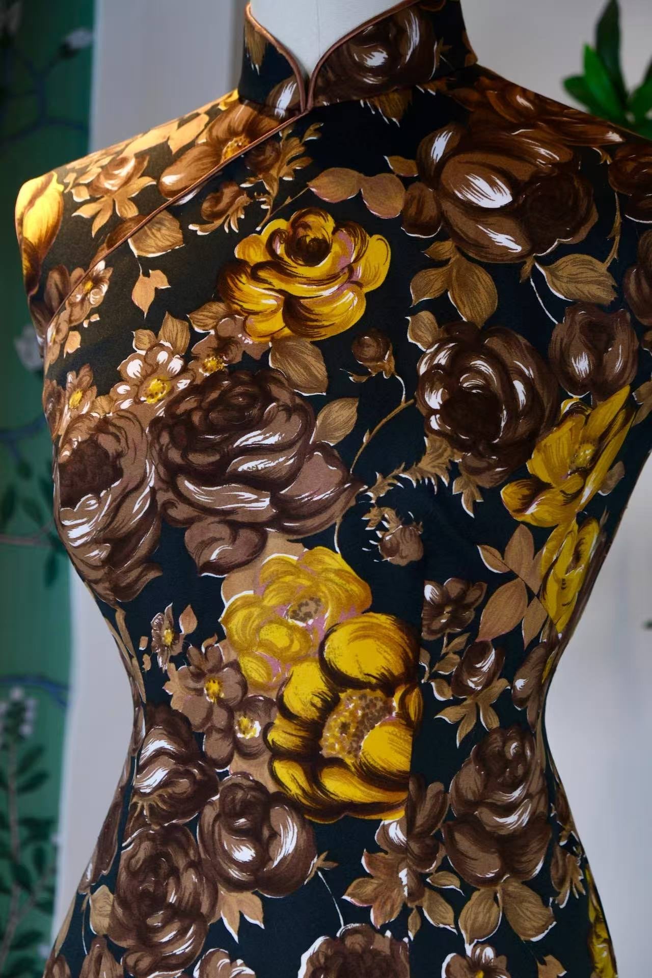 60年代 - 无袖线香绲油画印花古董香港旗袍:当油画花卉邂逅香港旧梦 | 1960s - Oil Paint Blossoms Meet Hong Kong's Old Dreams: A Vintage Hong Kong Sleeveless Cheongsam with Oil-Paint Print and Fine Piping