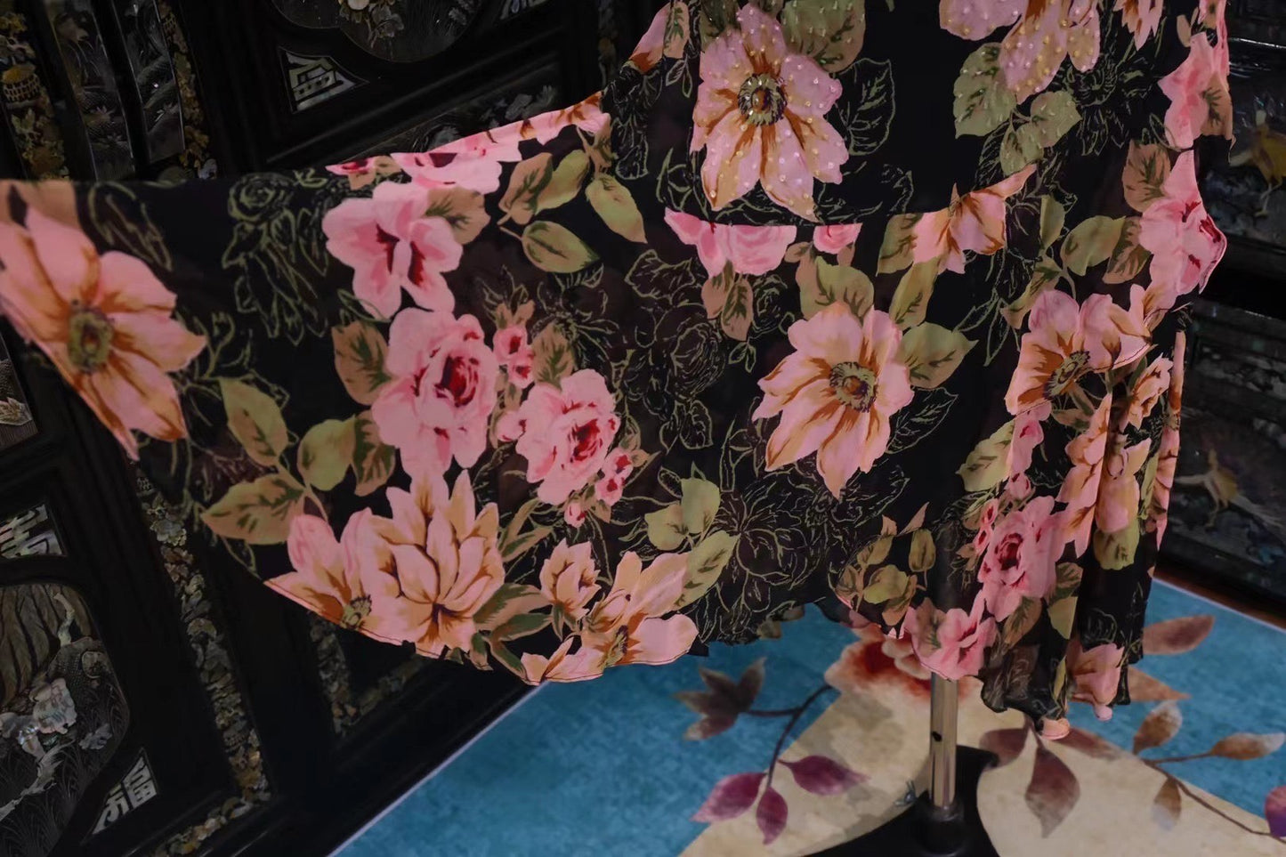 Vintage钉珠礼服: 暗夜花神——斜裁工艺打造黑底粉花露肩长裙 | Vintage Beaded Dress: Goddess of the Dark Bloom — Bias-Cut Black Chiffon Gown with Pink Floral Print and Cold-Shoulder Ruffles