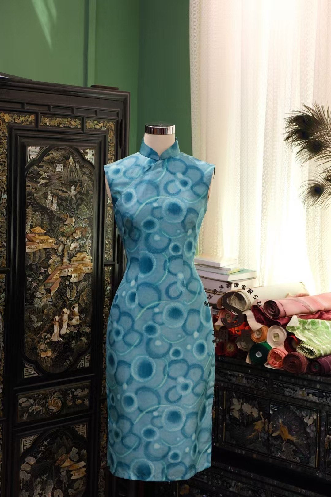 60年代 - 摩登几何:湖水碧·抽象水波纹印花无袖短款旗袍 | 1960s - Modern Geometry: Aquamarine Abstract Ripple Print Sleeveless Short Qipao