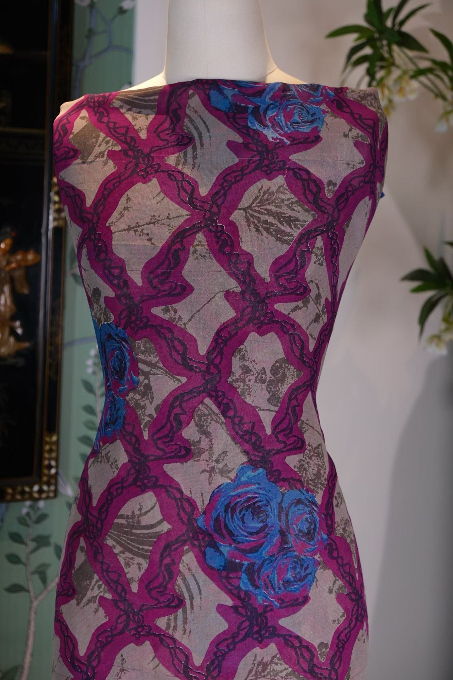 布料名 -【午后花园】品红藤蔓交织宝蓝玫瑰印花古董真丝面料 | Fabric Name - Afternoon Garden】Fuchsia Vine Trellis & Royal Blue Rose Print Antique Silk Fabric