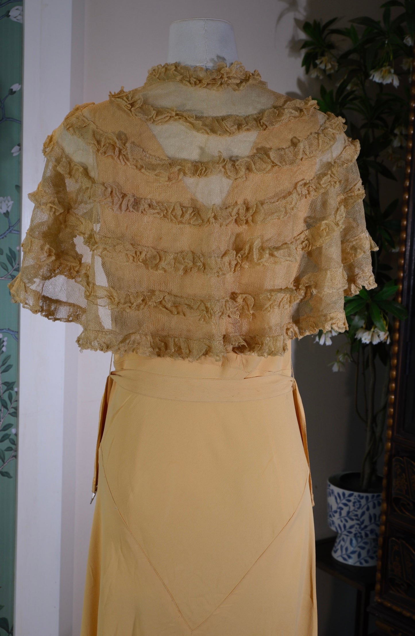 云肩流金:民国三十年Art Deco真丝礼服与“海派旧梦” | Gilded Cloud Shoulder: A Republic of China Year 30 (1940s) Art Deco Silk Gown and "Shanghai-Style Old Dreams"