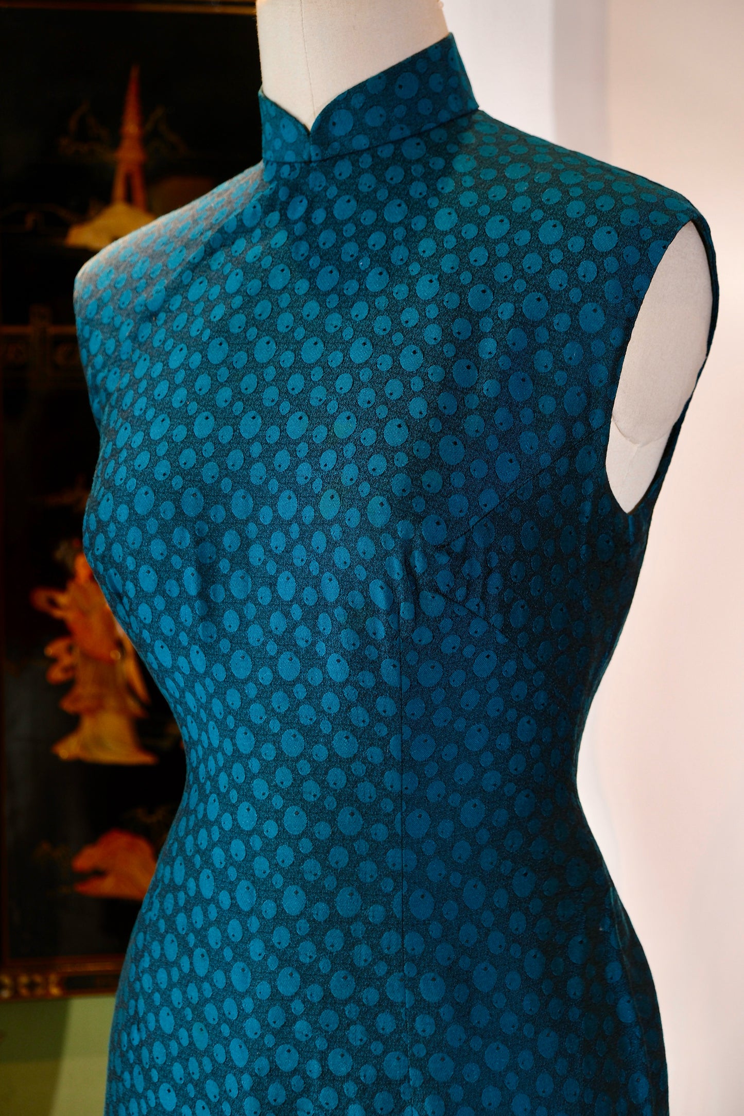 60年代 - 蓝调涟漪:一件六十年代港产提花旗袍的时光叙事 | 1960s - Peacock Blue Ripples: A Temporal Narrative of a 1960s Hong Kong Jacquard Qipao