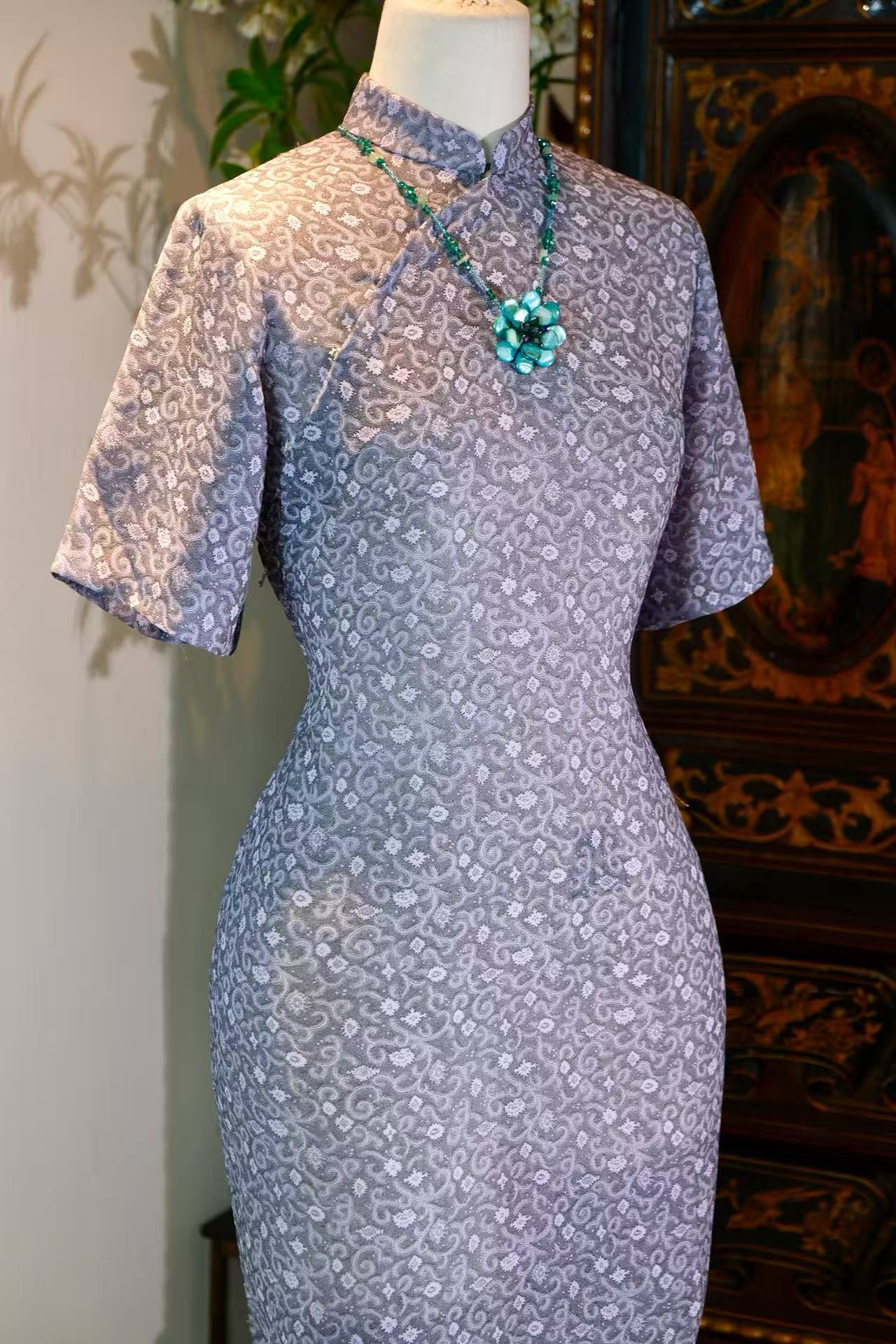 六十年代台湾产印花古董旗袍:灰紫卷草间的时代诗行 | A 1960s Printed Vintage Qipao from Taiwan: Poetic Lines Amidst Dusty Purple Tendrils
