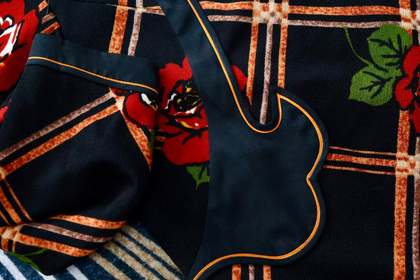 七十年代香港制·琵琶襟如意云头玫瑰旗袍 | A 1970s Hong Kong-Made Pipa-Opening Qipao with Ruyi Cloud and Roses