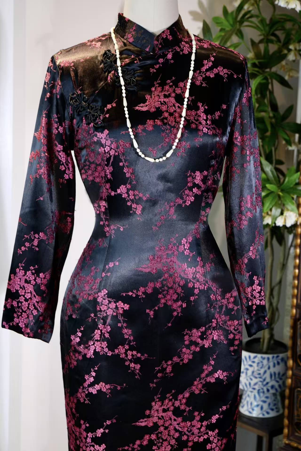 暗香浮动六十年:一件台湾织锦旗袍的时光叙事| Floating Fragrance Across Sixty Years: The Temporal Narrative of a Taiwanese Brocade Qipao