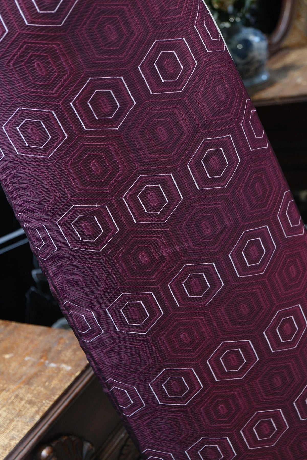 紫金流影 · 几何连环真丝面料 | Amethyst Interlock - Geometric Lattice Silk Fabric