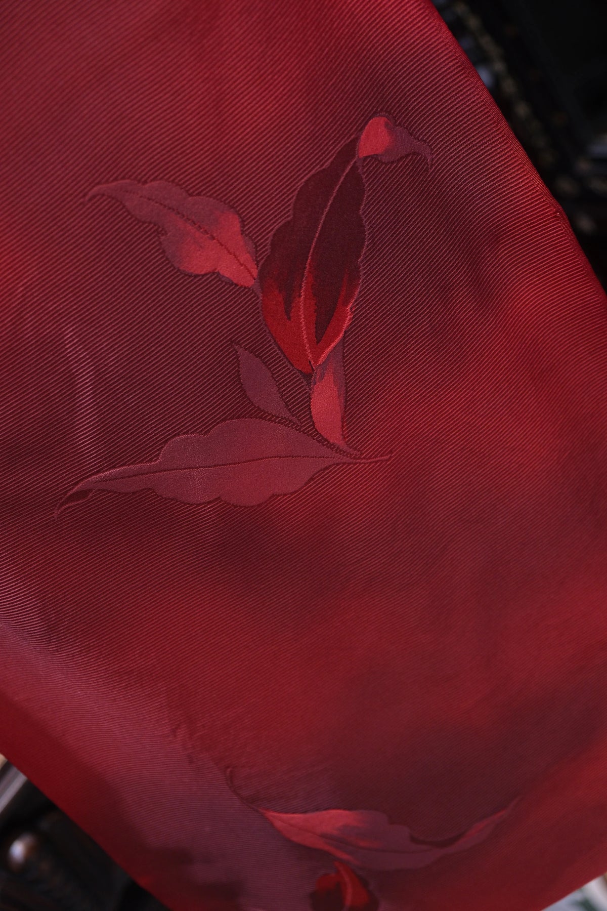 丹枫落影 · 暗纹真丝面料 | Crimson Maple - Jacquard Leaf Silk Fabric