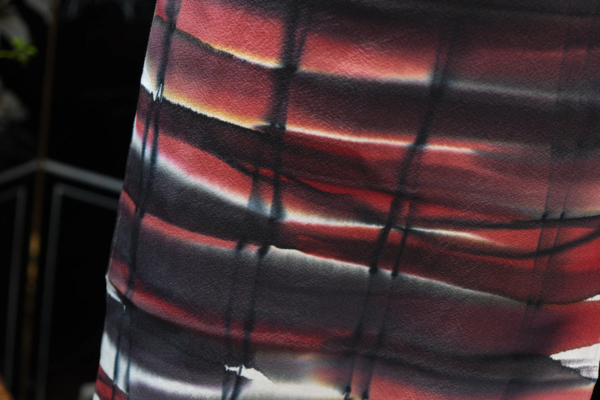 朱绛流光 · 抽象格子真丝面料 | Crimson Flare - Abstract Grid Silk Fabric