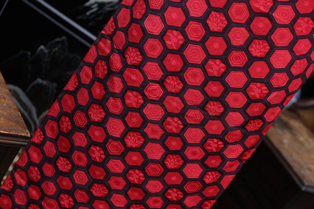 朱红锦阵 · 几何花纹真丝面料 | Scarlet Lattice - Geometric Brocade Silk Fabric