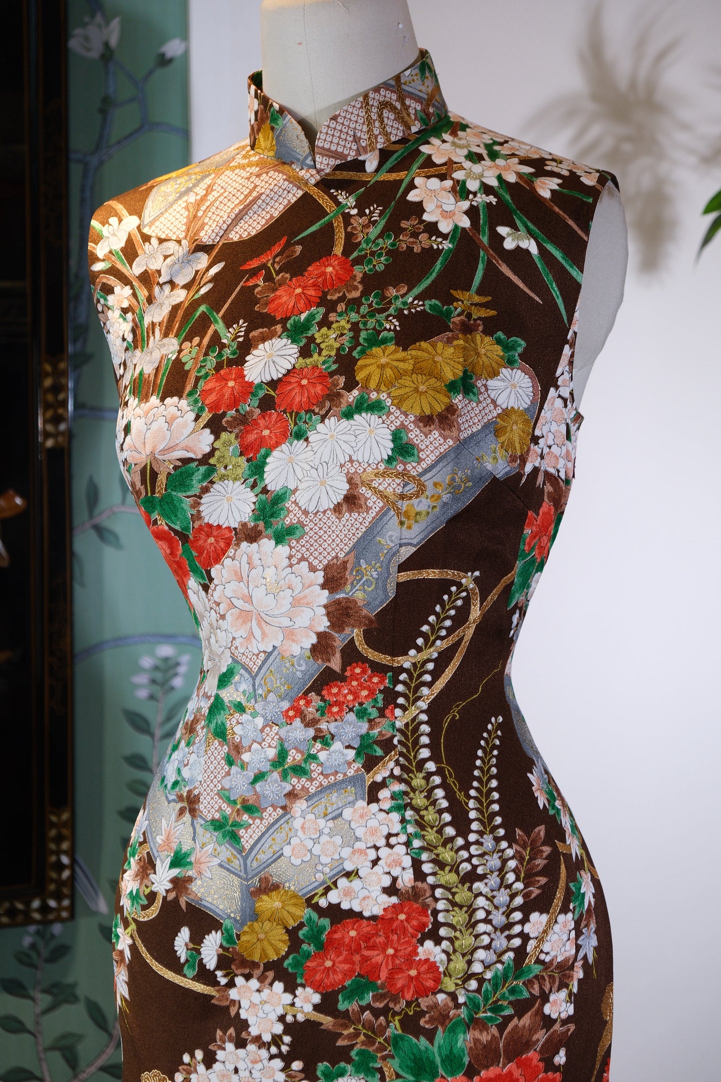 客定结缘 -「褐金映芳华」——深圳溯源×60年代香港版型正绢旗袍 | Customized Design - "Amber-Gold Radiance" — Suyuan Bespoke 1960s Hong Kong Style Silk Qipao