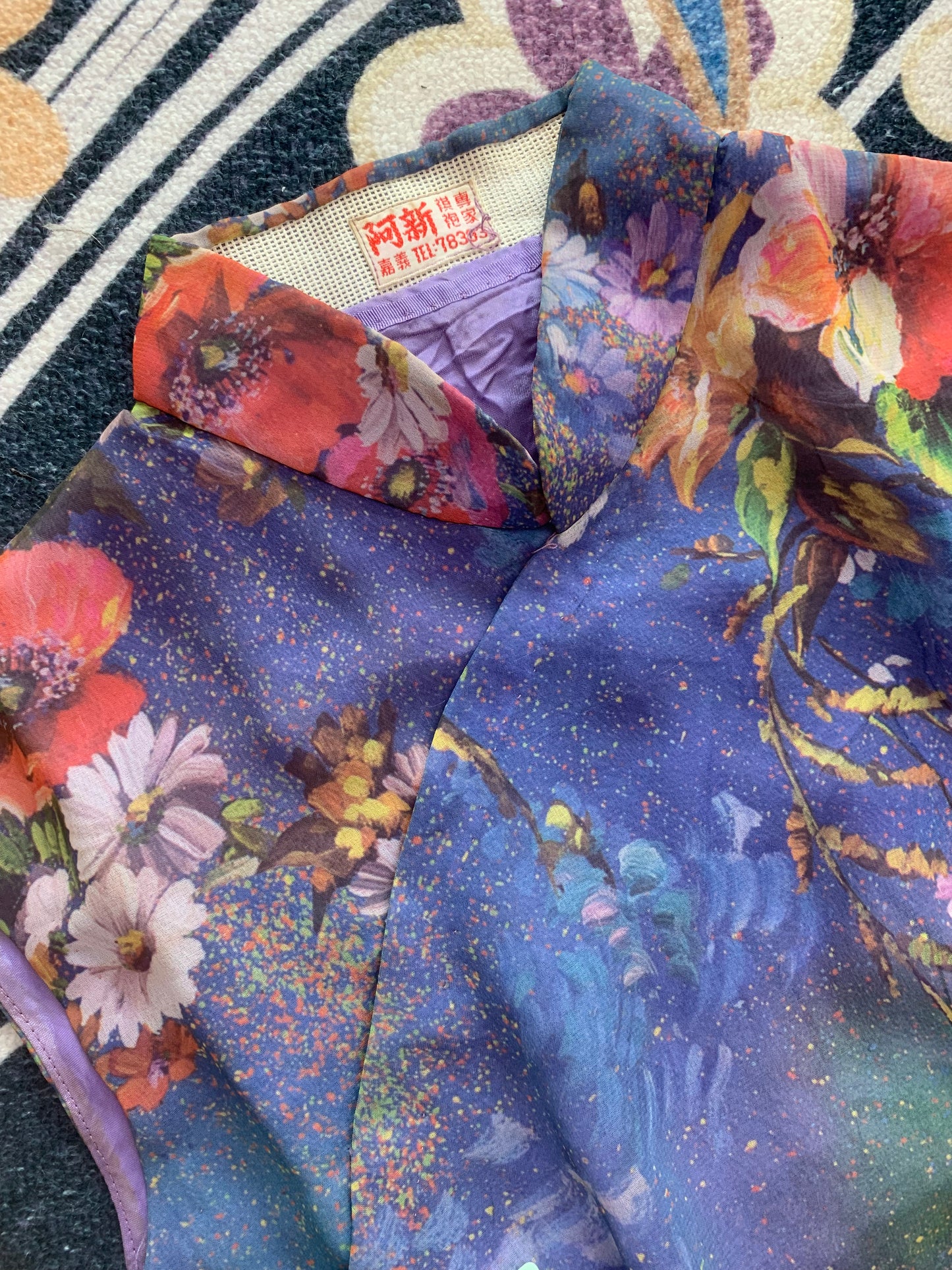 60年代 - 星河入梦,繁花似锦:一件六十年代台湾“阿新”雪纺印花旗袍的绝代风华 | 1960s - Galaxy Dreams and Splendid Blooms: The Peerless Grace of a 1960s Taiwanese "A-Xin" Printed Chiffon Qipao