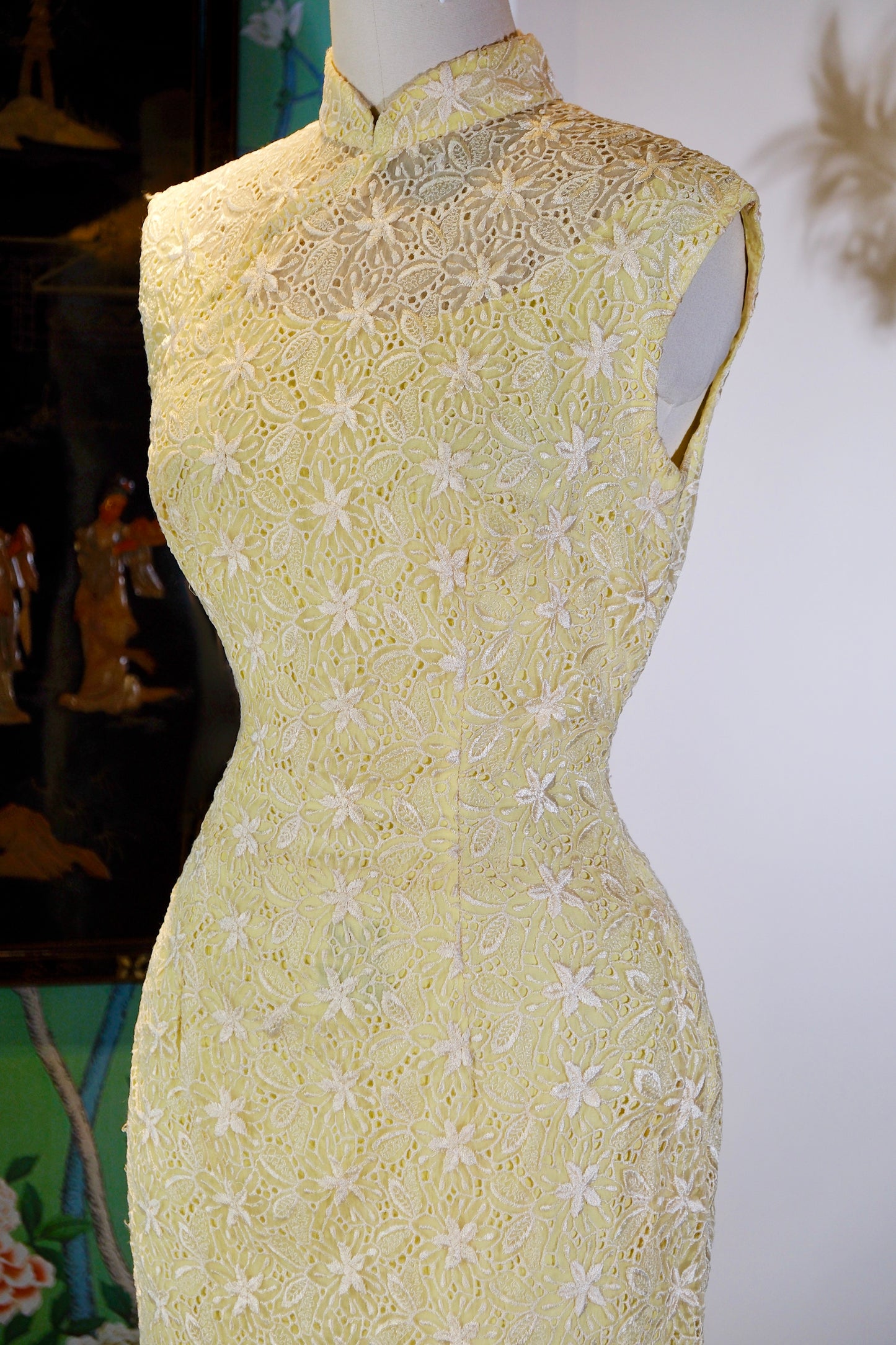 60年代 - 上世纪六十年代法国进口机绣蕾丝香港旗袍 | 1960s - A 1960s Hong Kong Qipao in French Imported Machine-Embroidered Lace